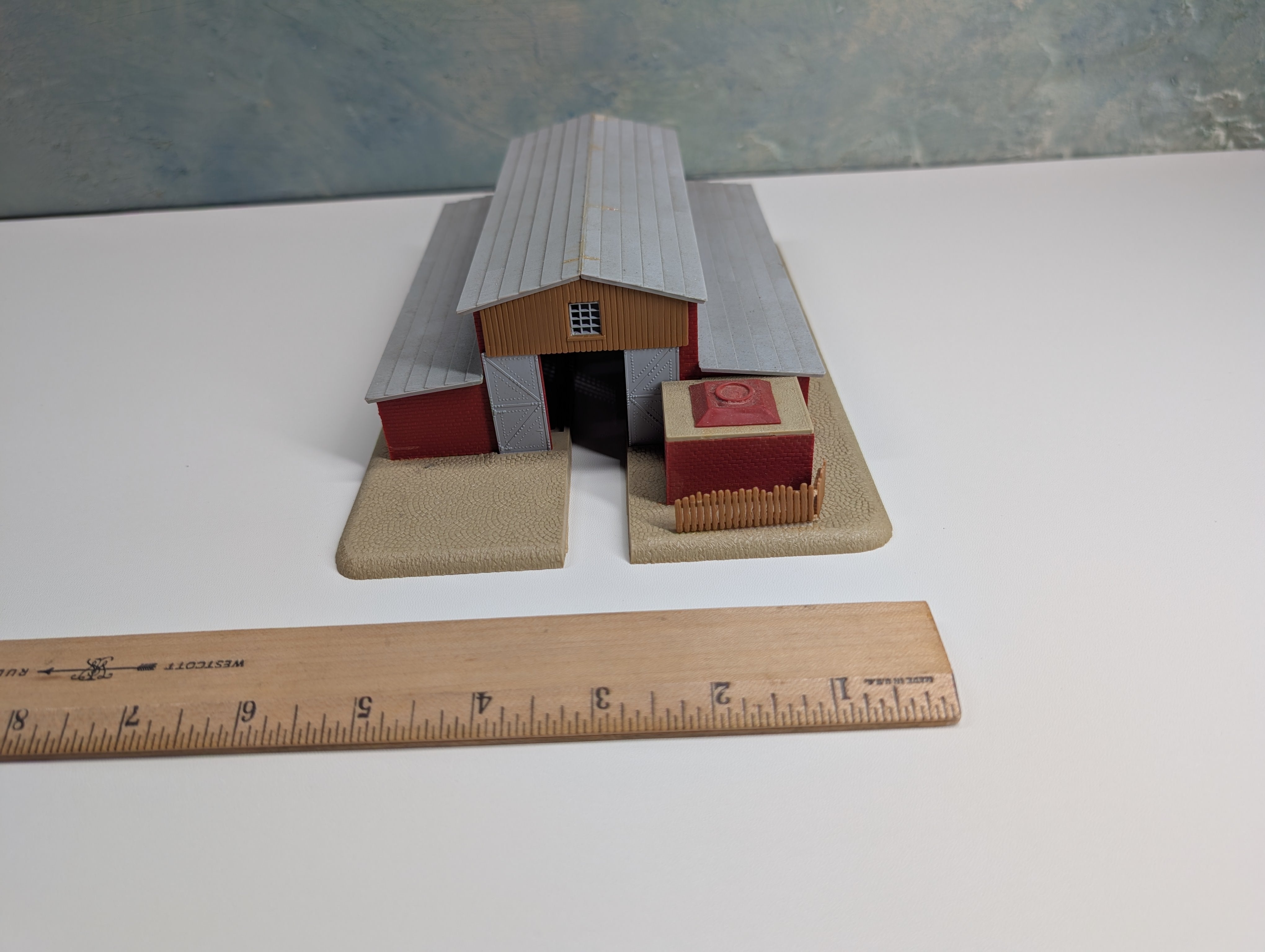 USED Pola N Scale Single Stall Locomotive Workshop