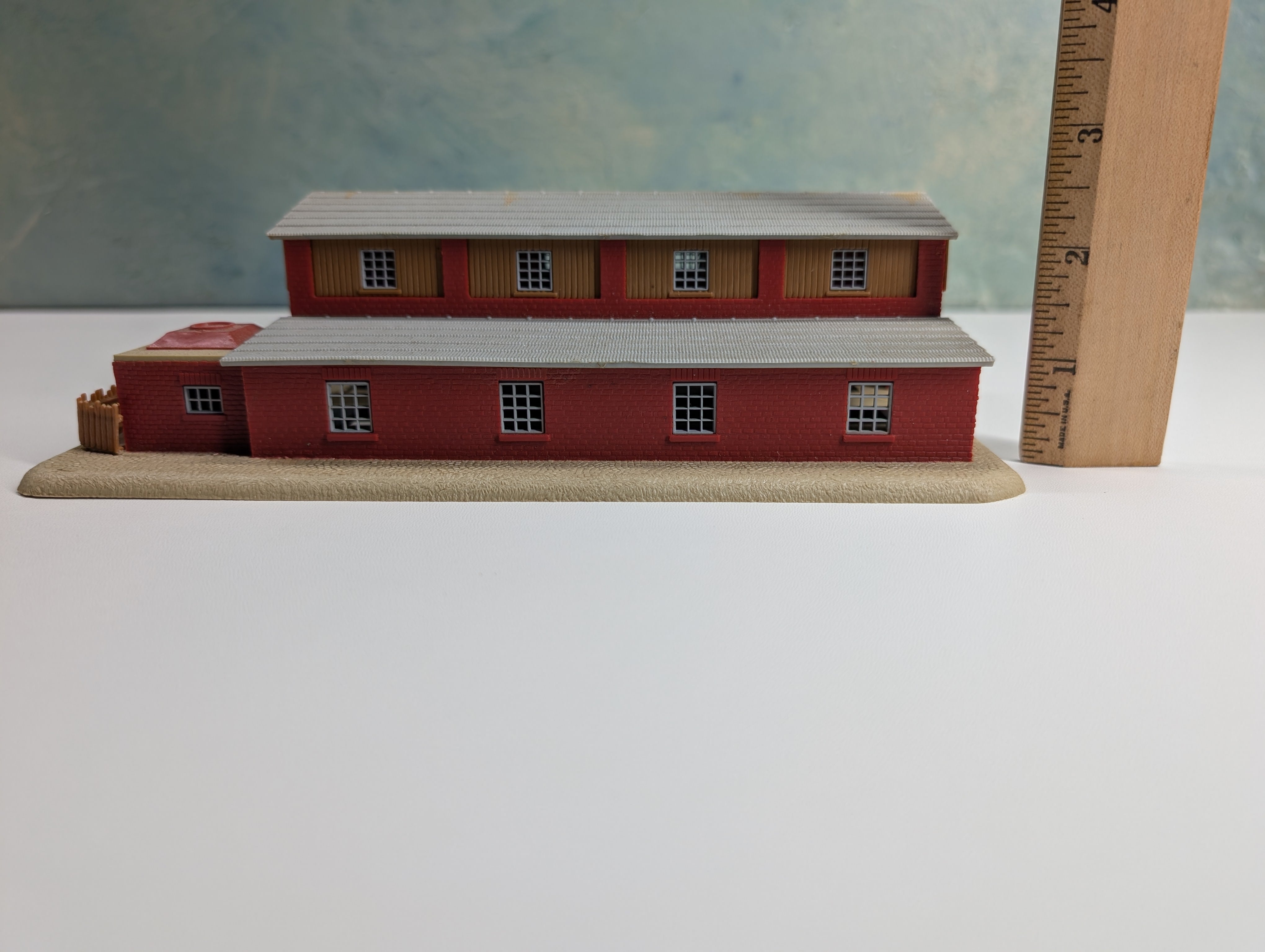 USED Pola N Scale Single Stall Locomotive Workshop