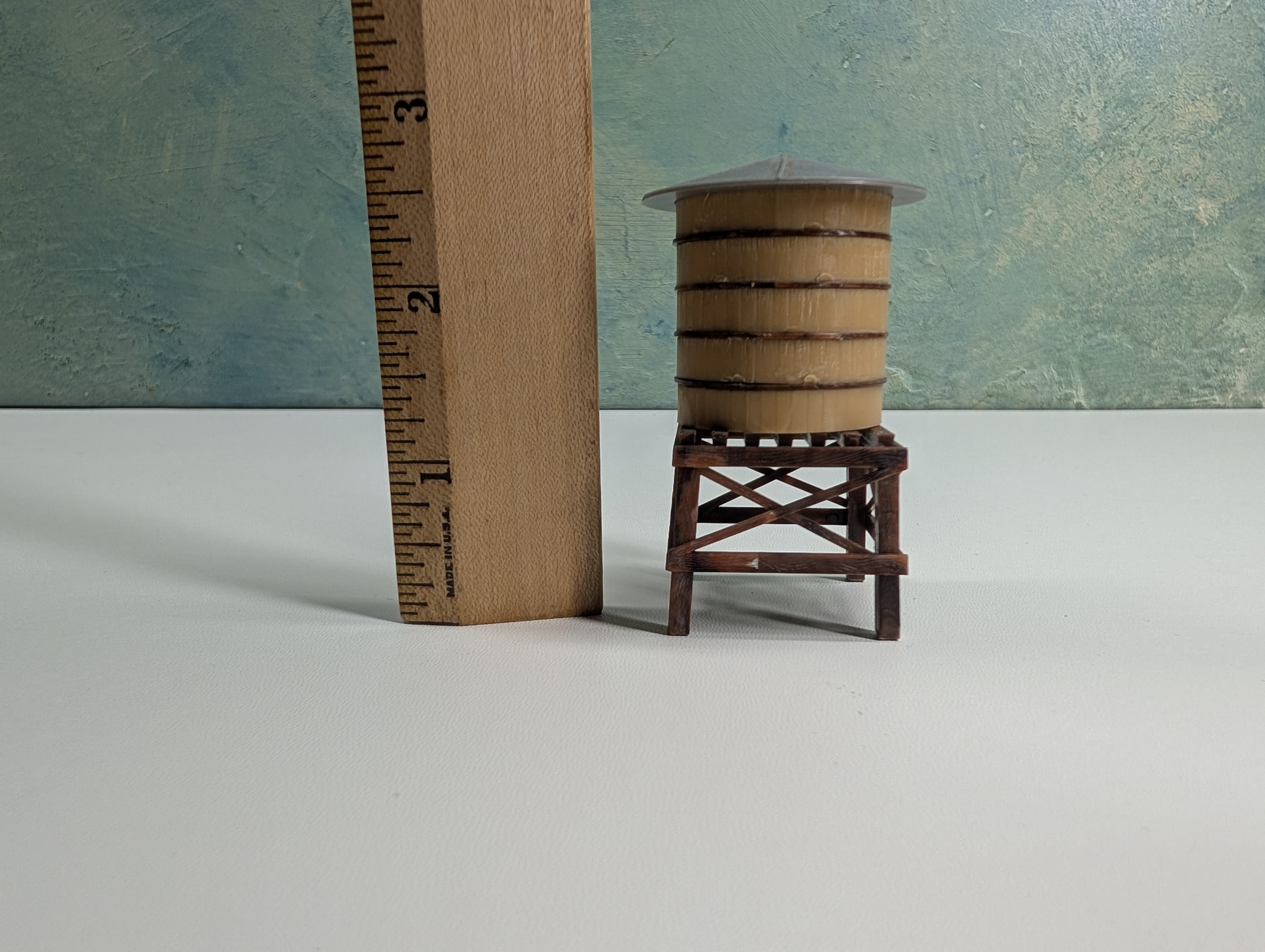 USED N Scale Old Time Water Tower