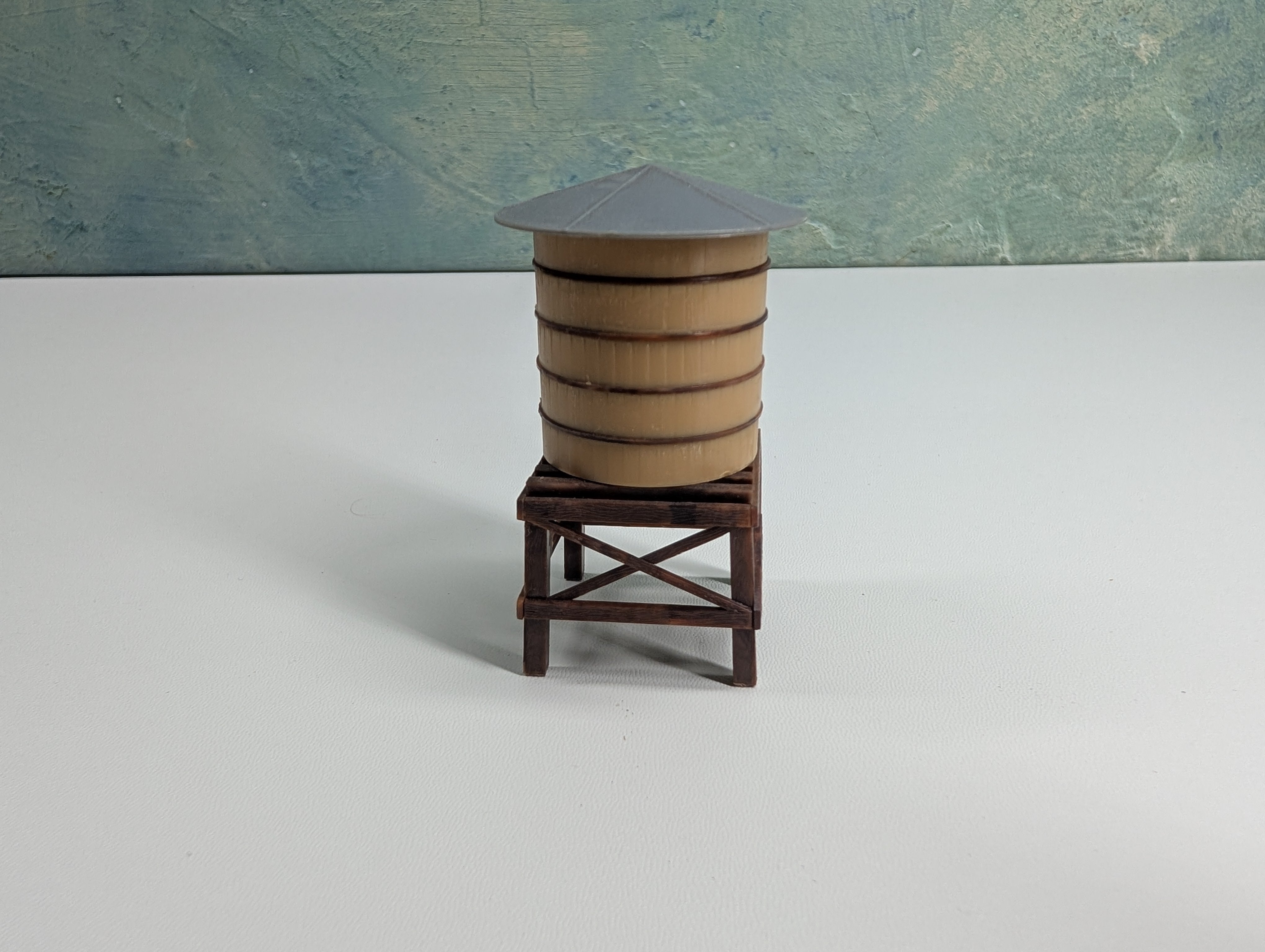 USED N Scale Old Time Water Tower