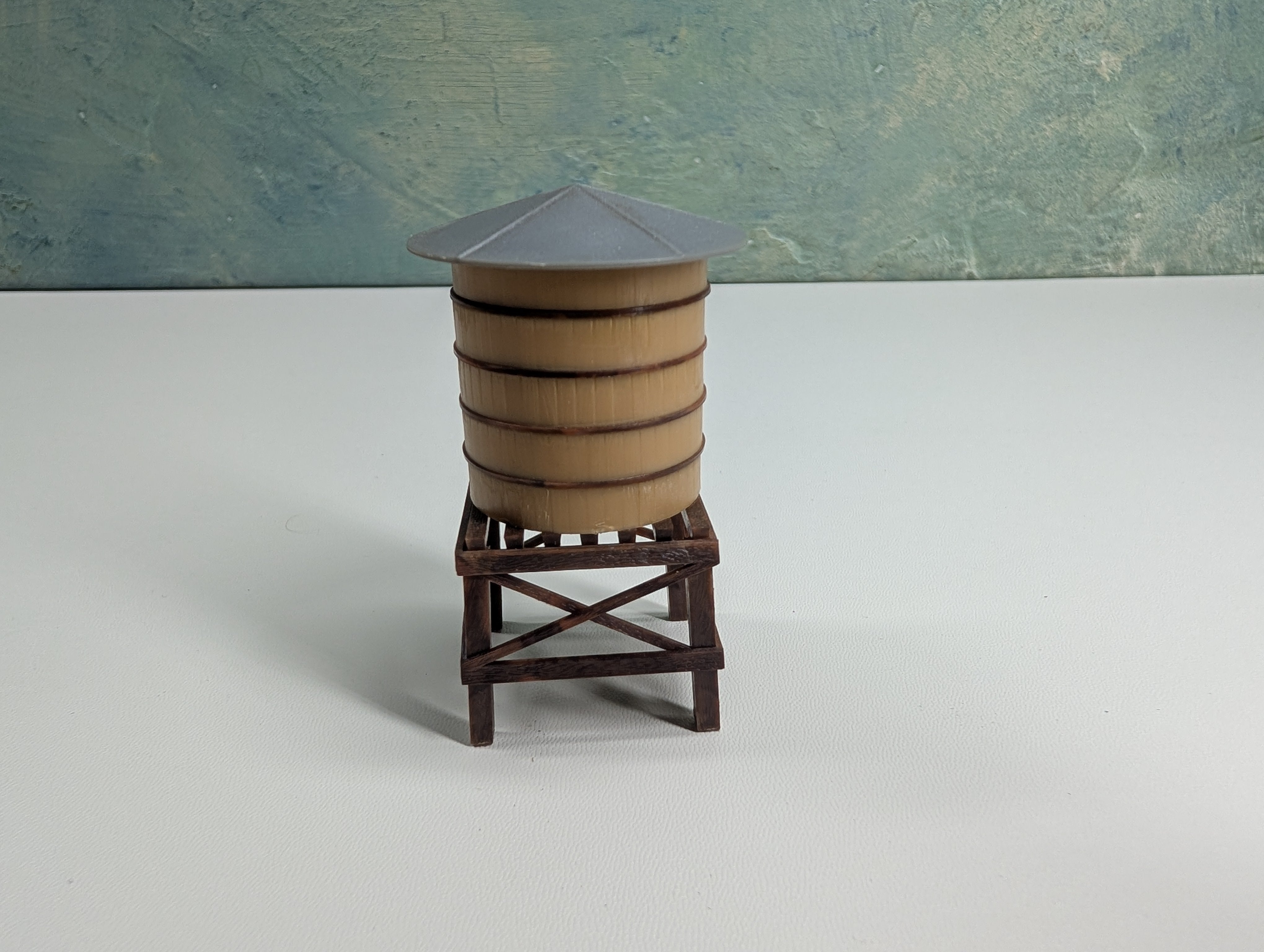 USED N Scale Old Time Water Tower
