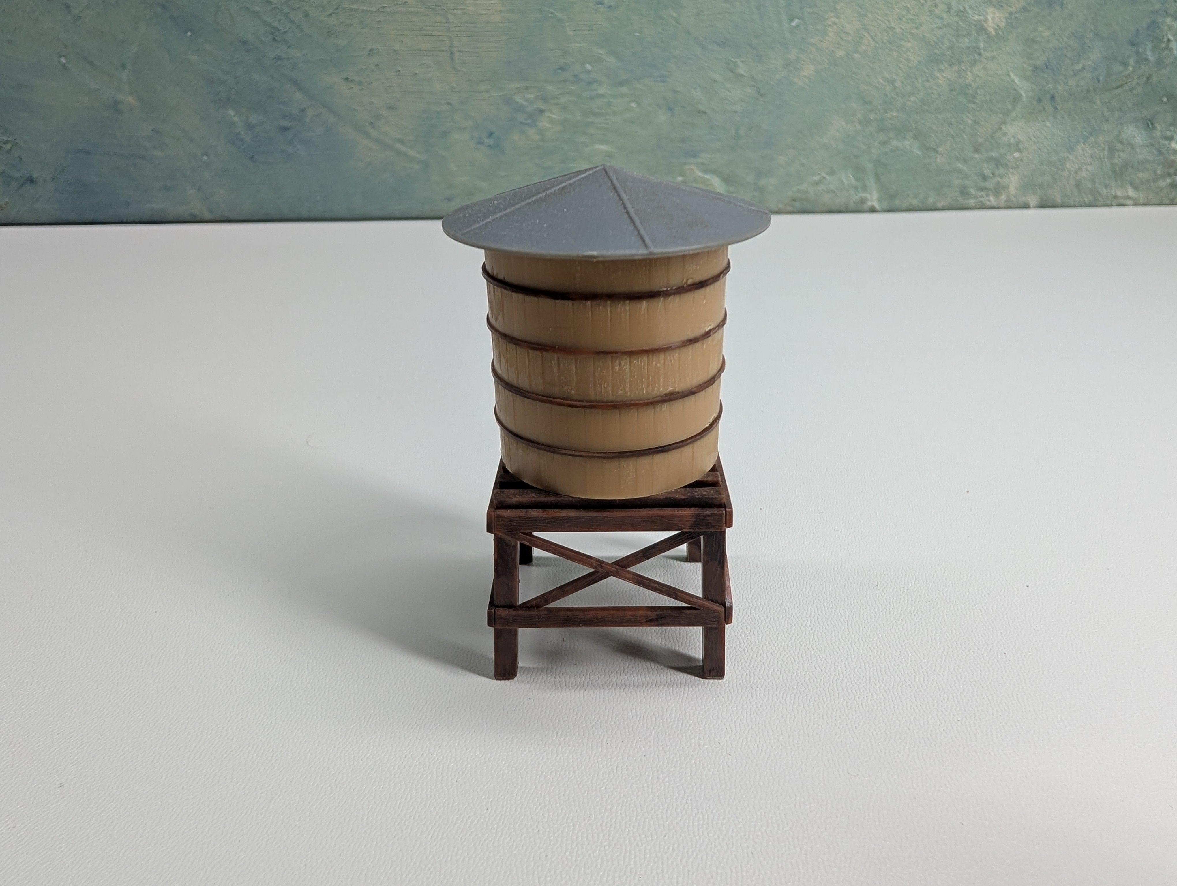 USED N Scale Old Time Water Tower