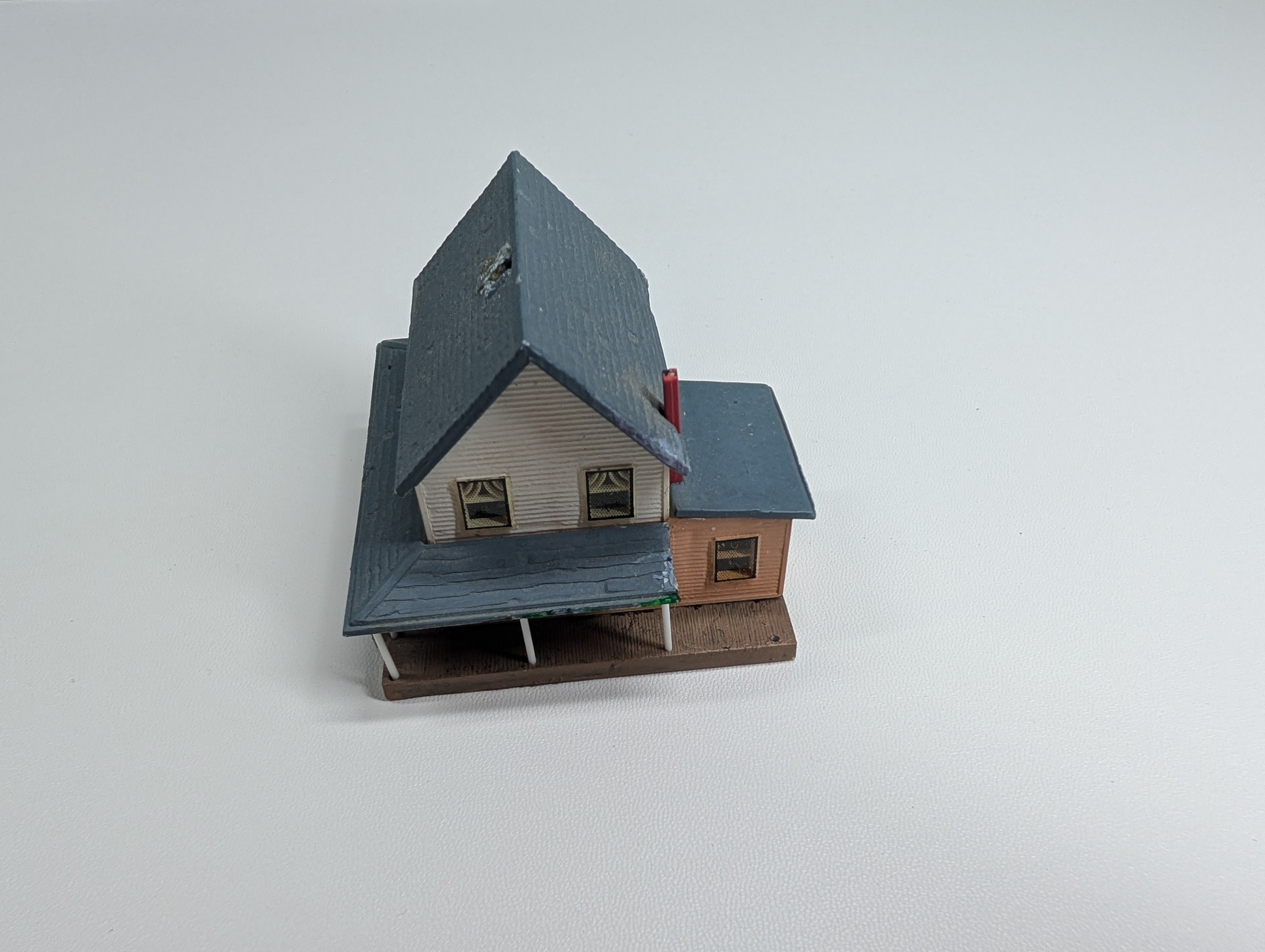 USED N Scale 2 Story House