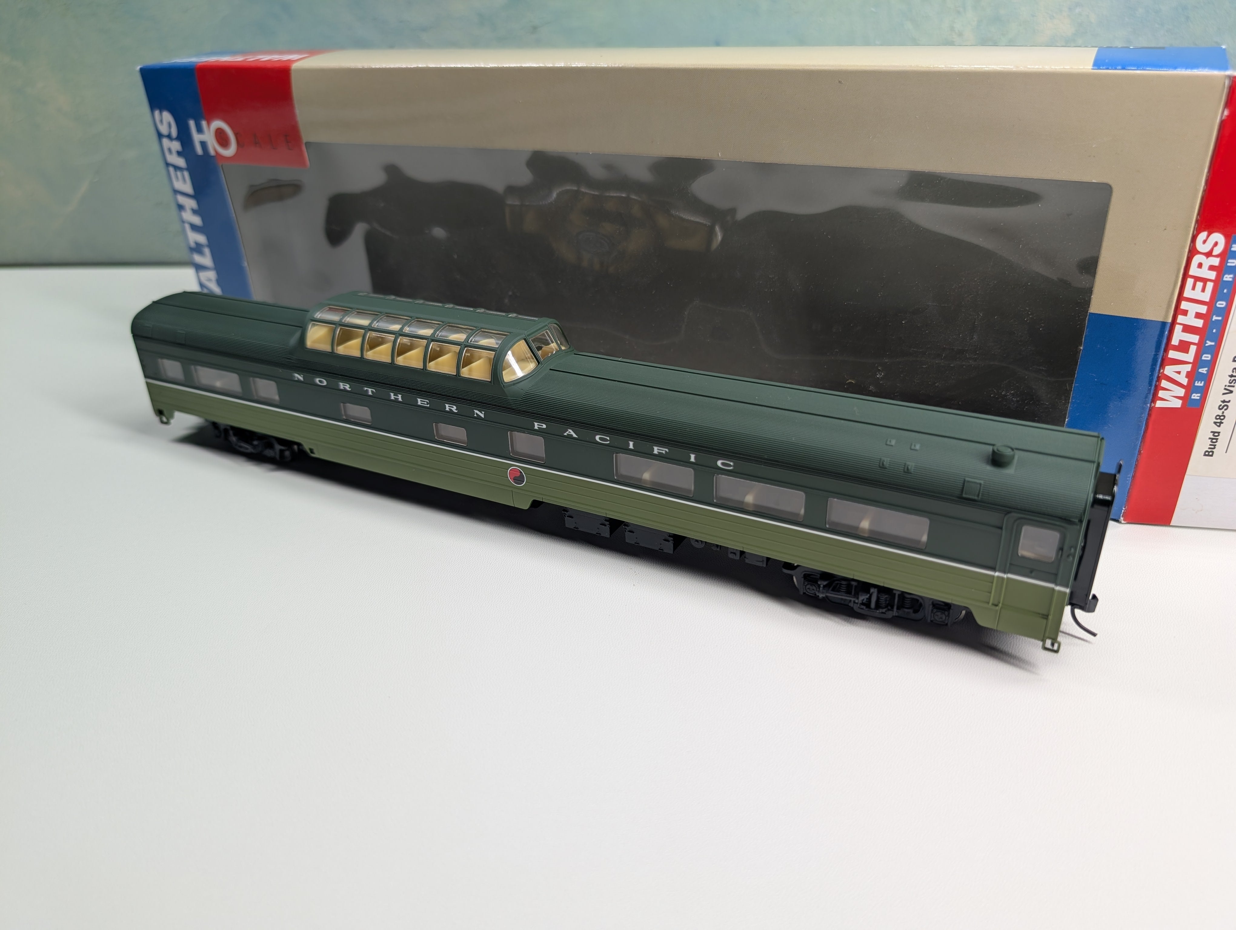 USED Walthers 932-9095 HO Scale Budd 48-St Vista Dome Coach Passenger Car w/ Interiors Northern Pacific NP