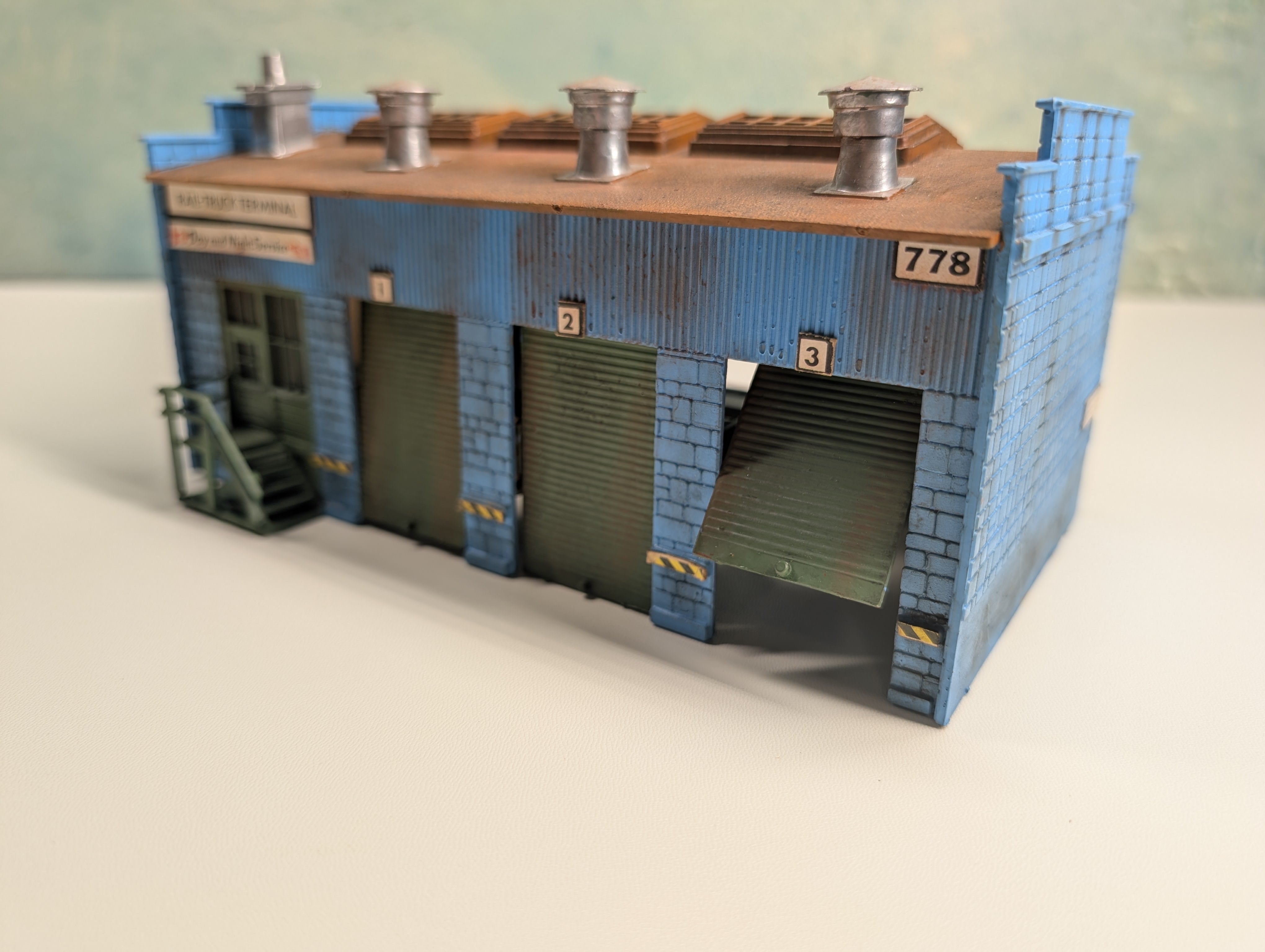 USED Tyco HO Scale Rail-Truck Terminal Warehouse (Weathered)