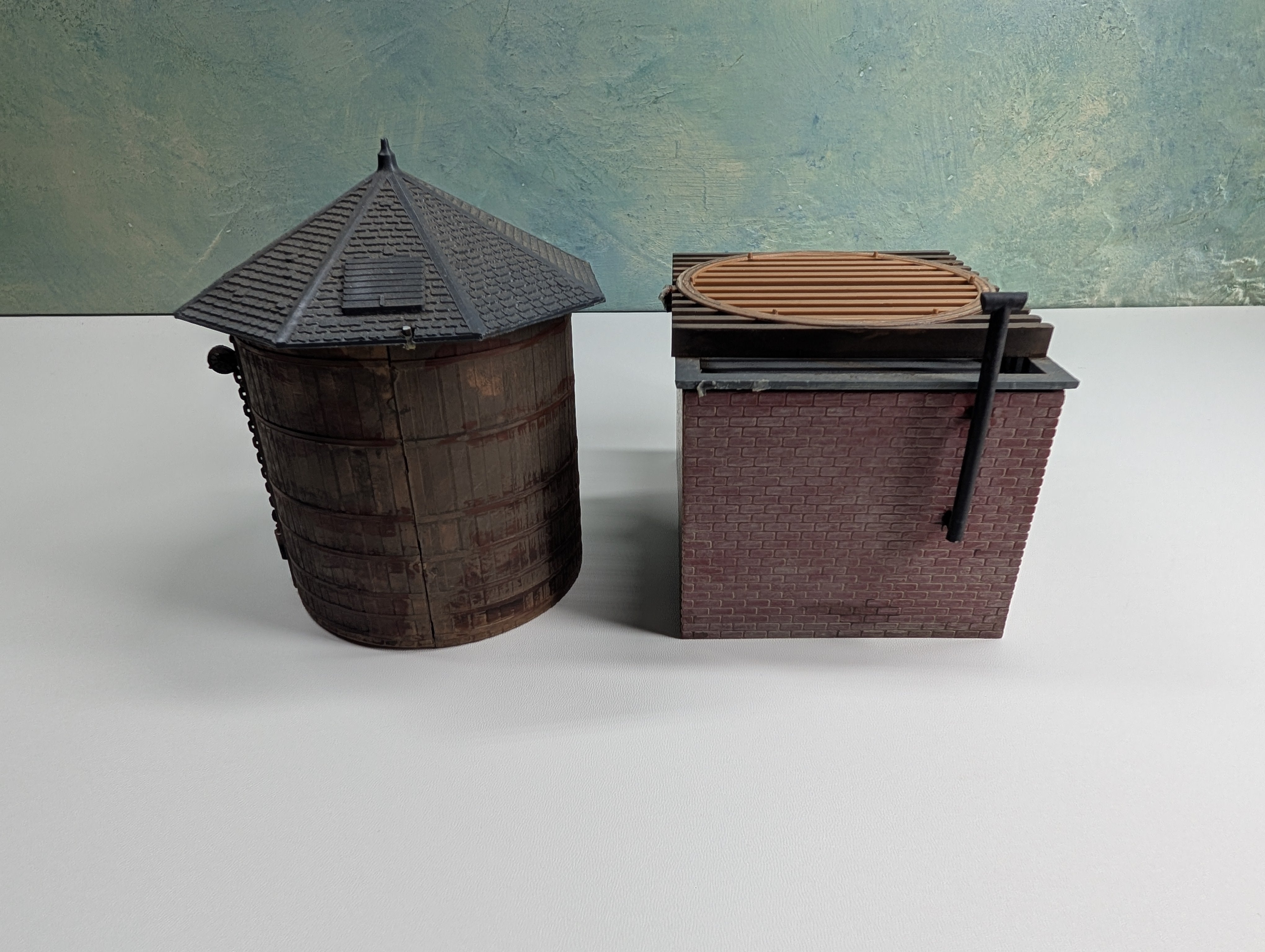 USED Lionel O OId Time Water Tower (Weathered)