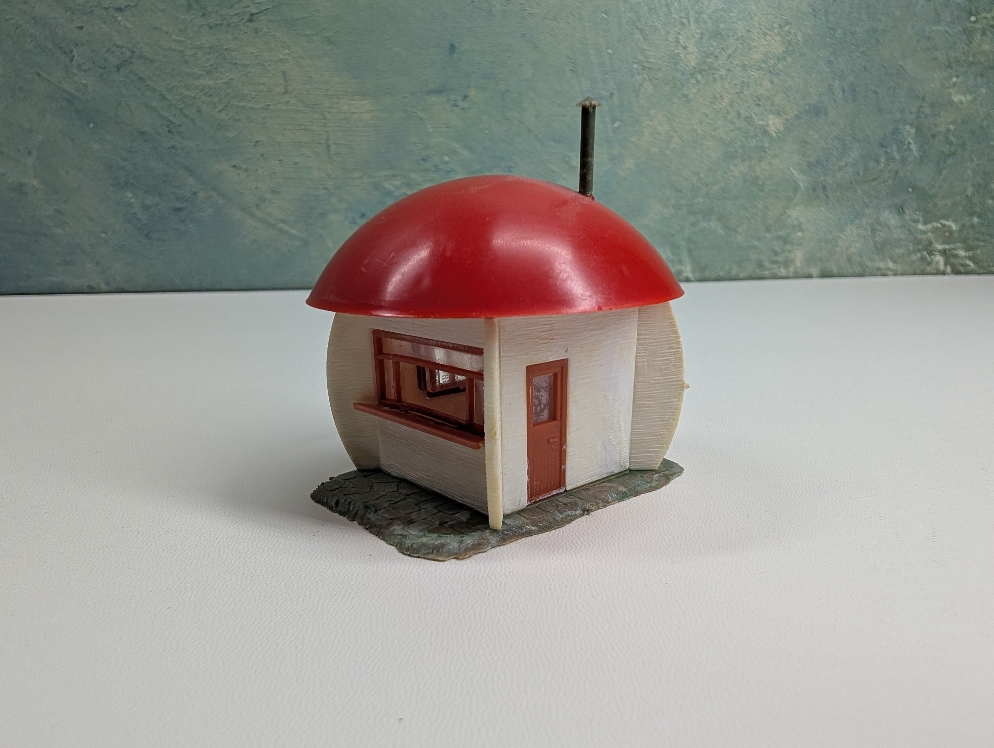 USED Faller 135/1 HO Scale Mushroom Kiosk