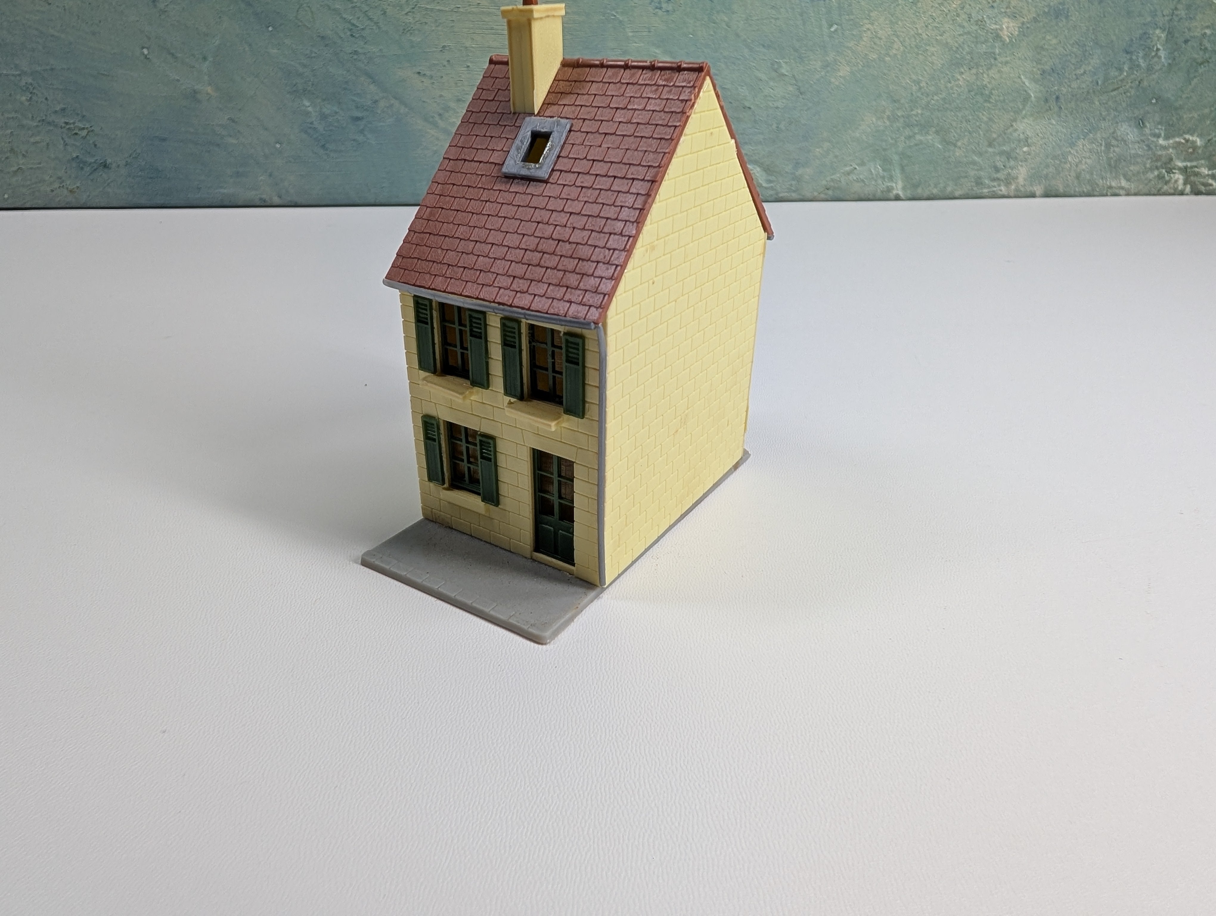 USED HO Scale Yellow German Home