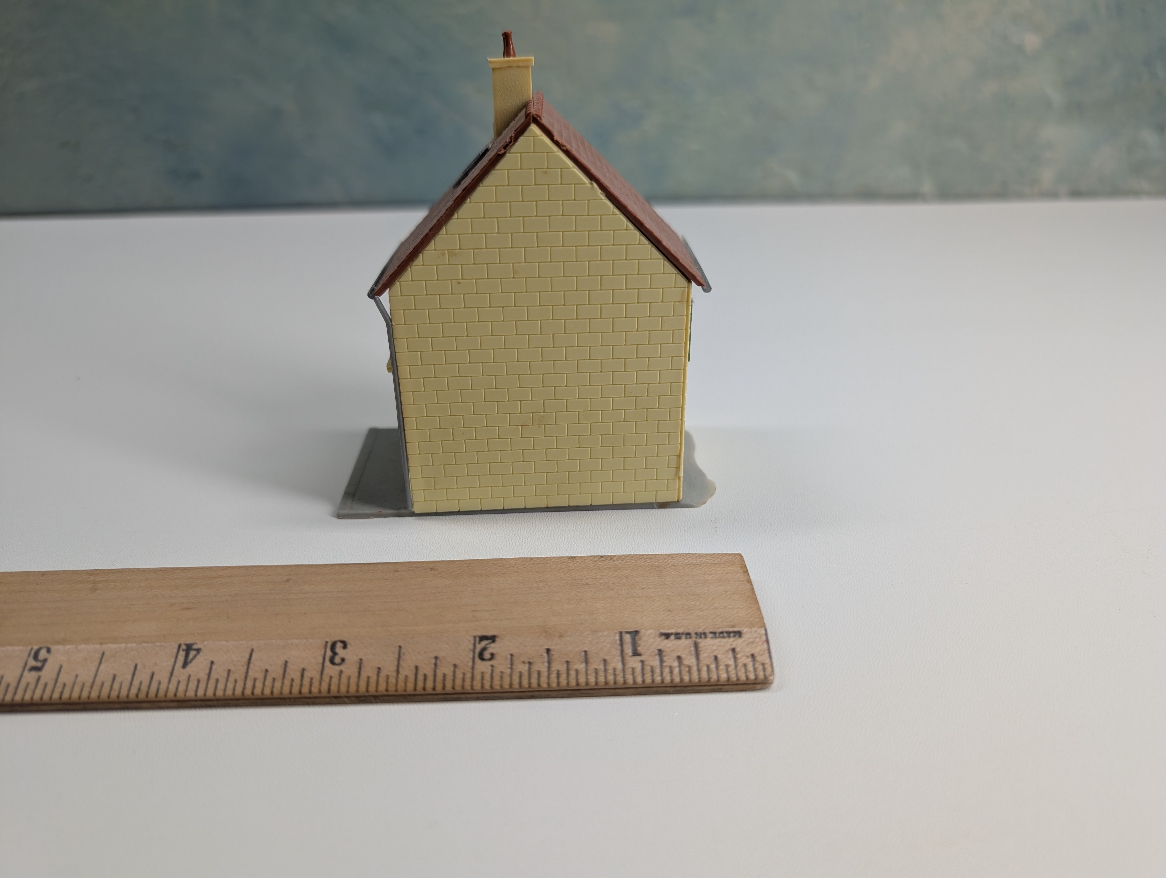 USED HO Scale Yellow German Home