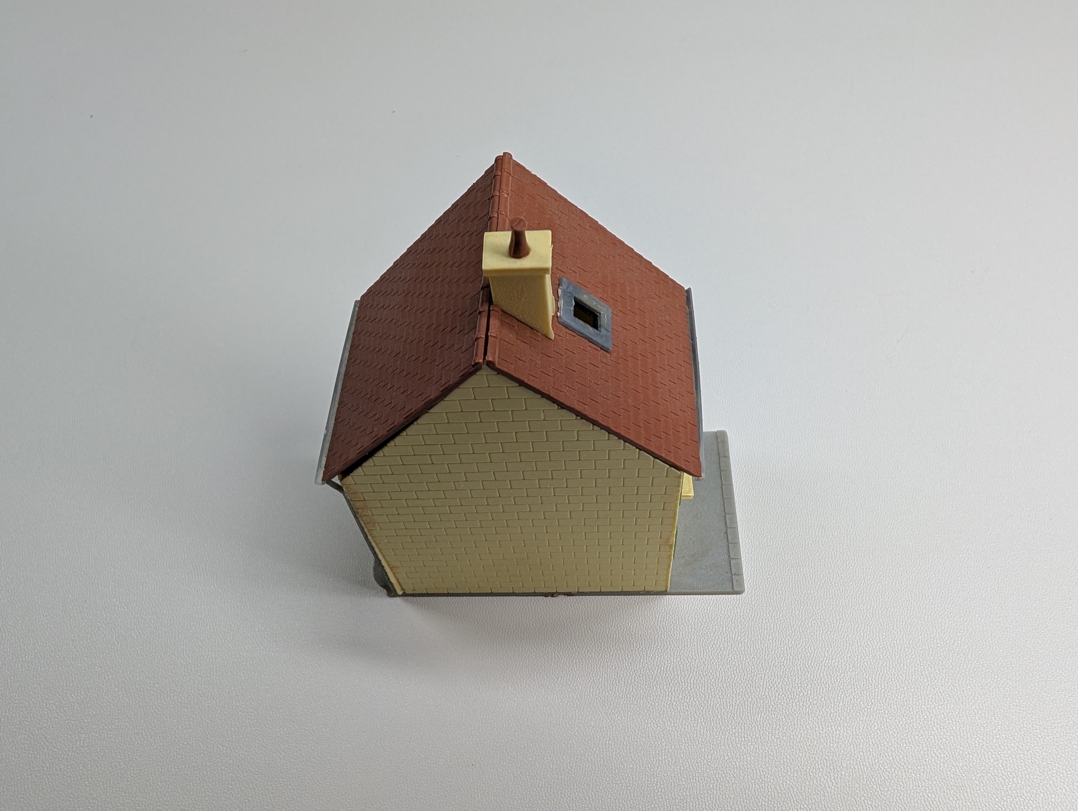 USED HO Scale Yellow German Home