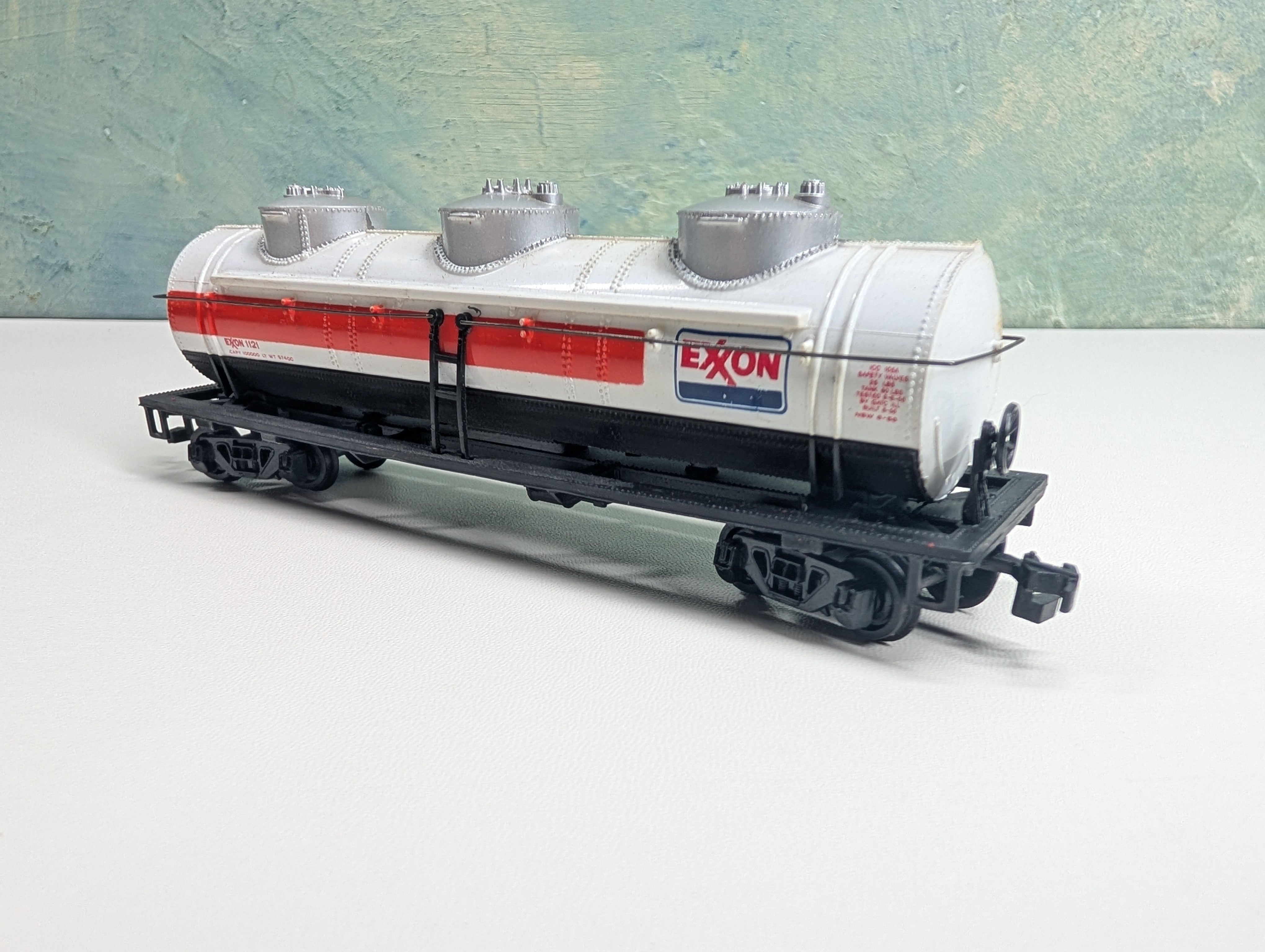 USED Bachmann HO Scale Triple Dome Tank Car Exxon #1121