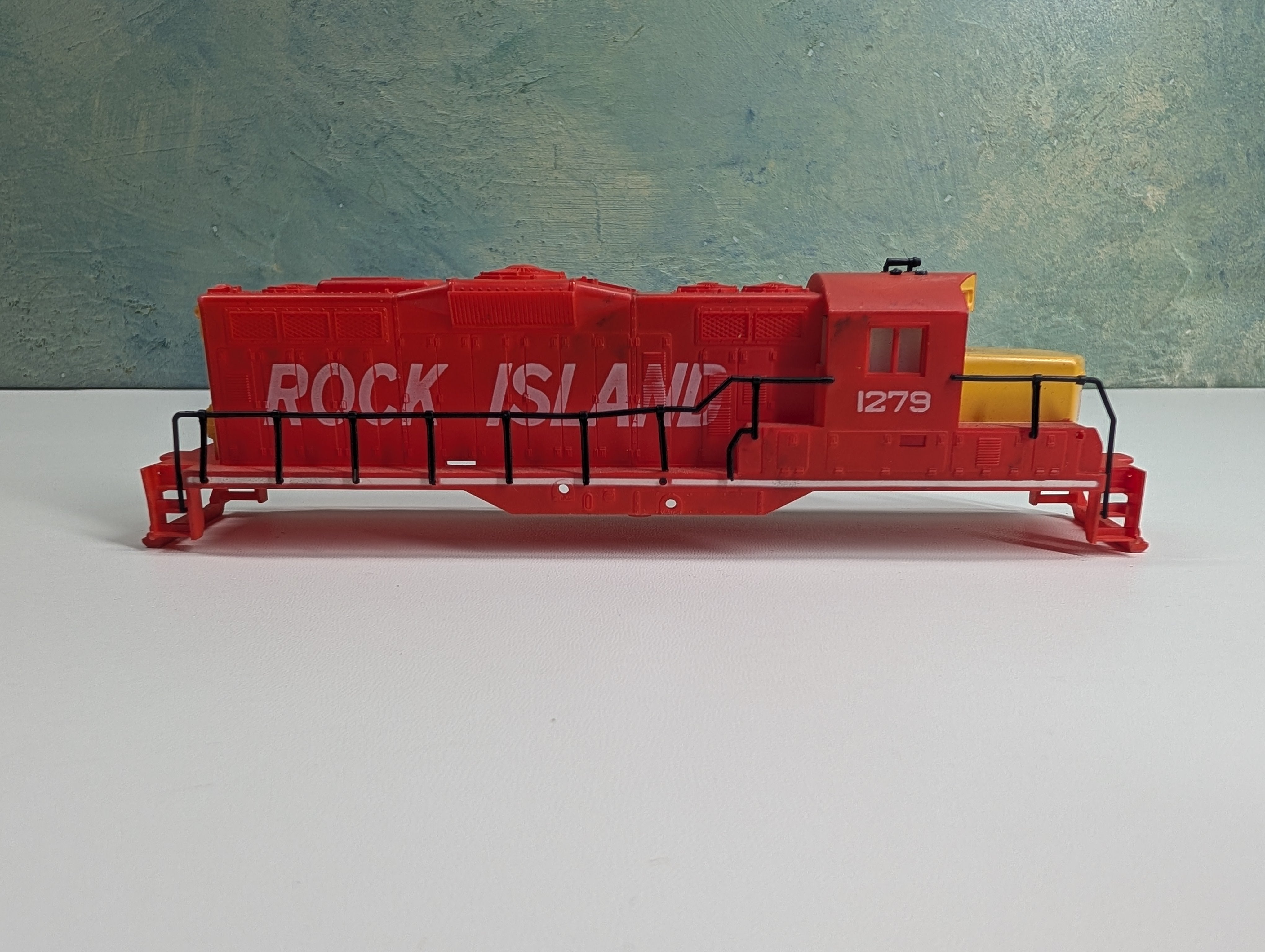 USED Cox HO Scale GP Diesel Locomotive Shell Only Rock Island #1279