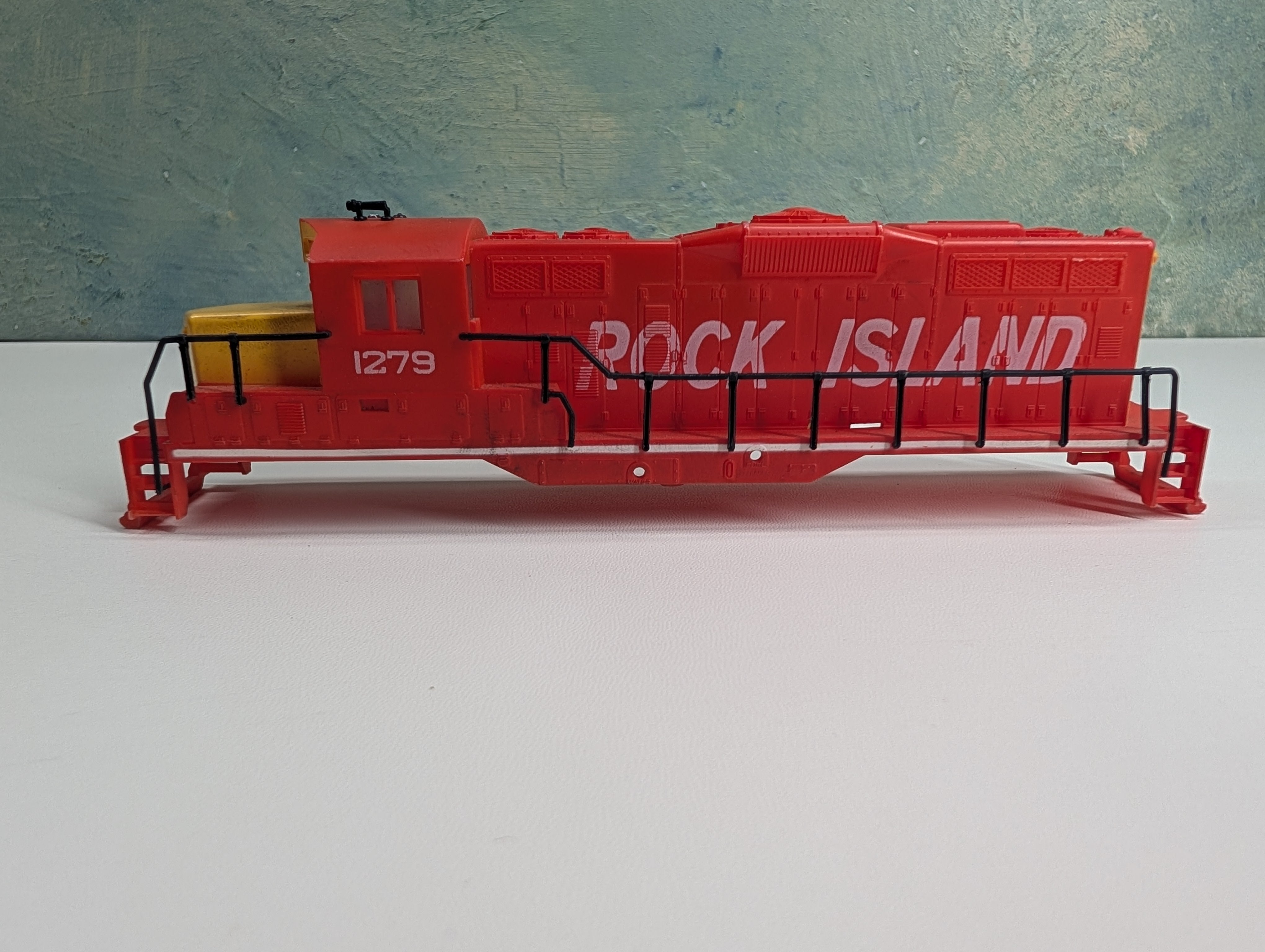 USED Cox HO Scale GP Diesel Locomotive Shell Only Rock Island #1279