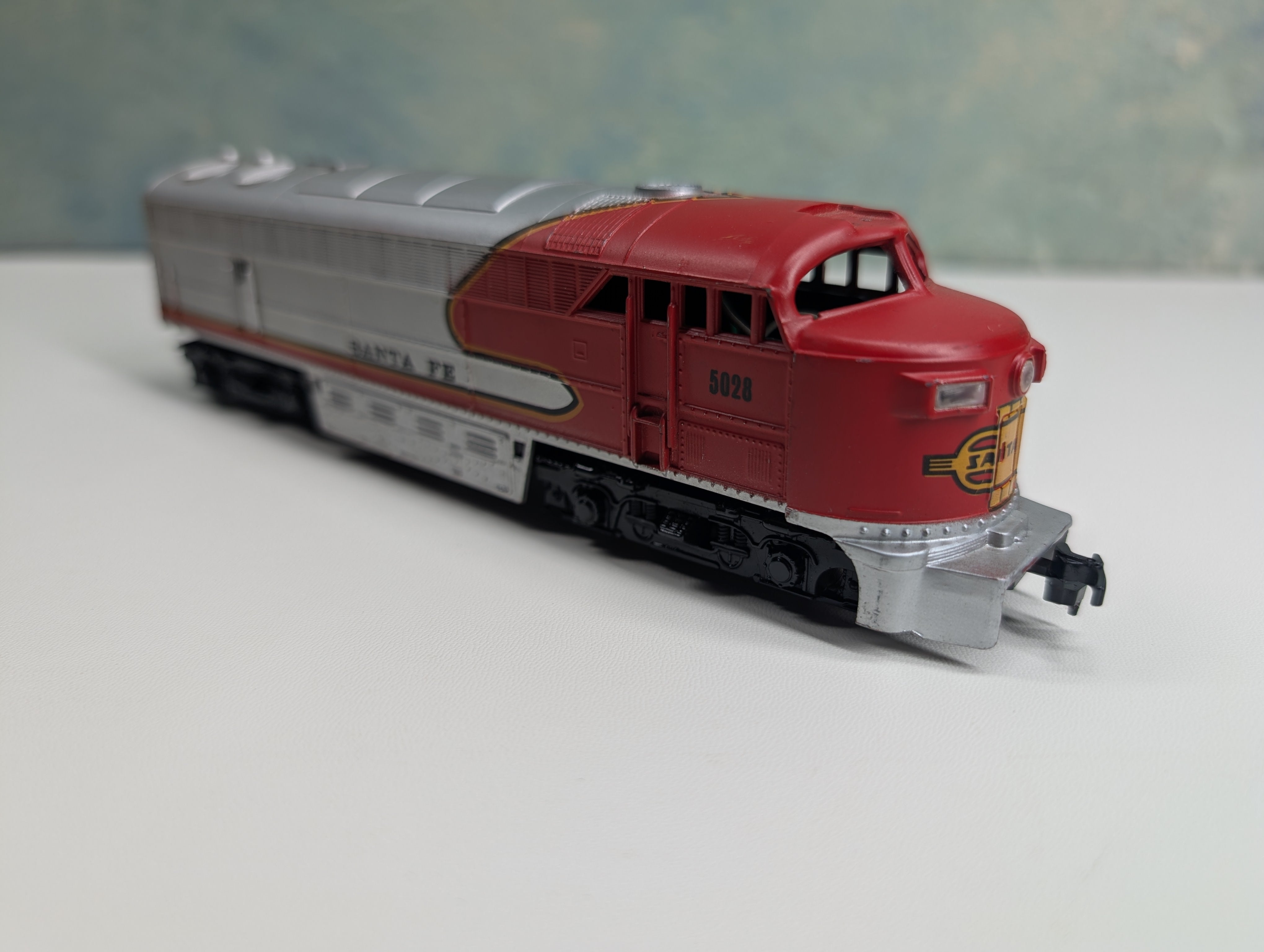 USED AHM HO Scale Diesel Locomotive Santa Fe #5028 Tested DC