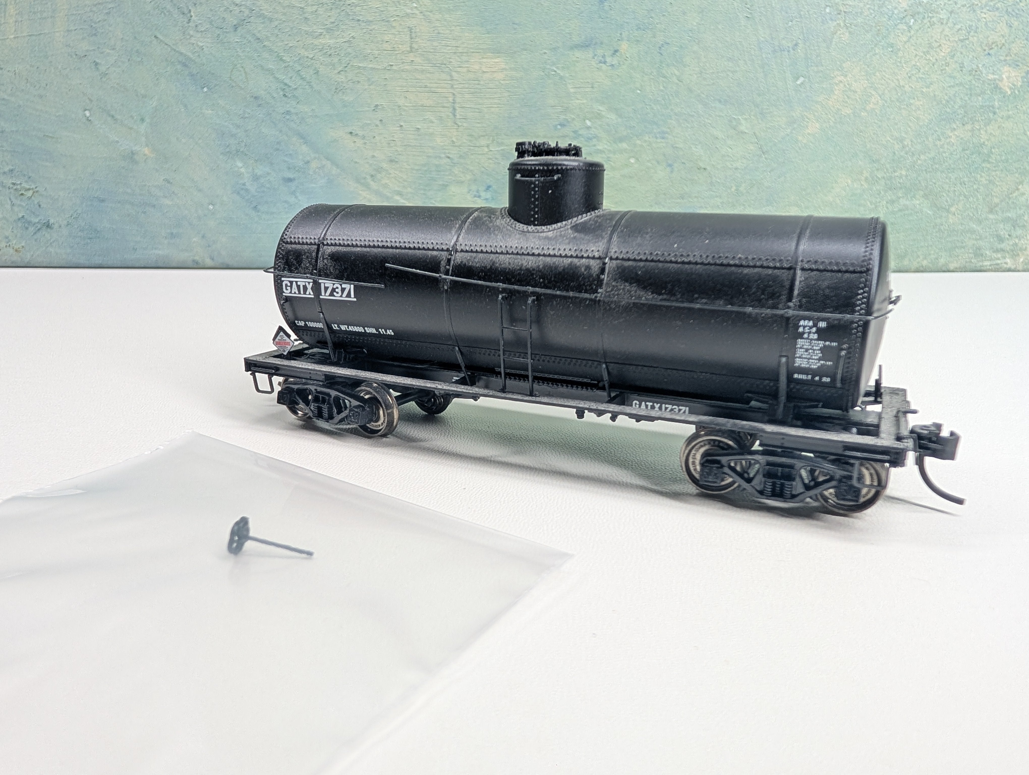 USED Life-Like HO Scale Single Dome Tank Car GATX #17371 Proto 2000, Metal Wheels