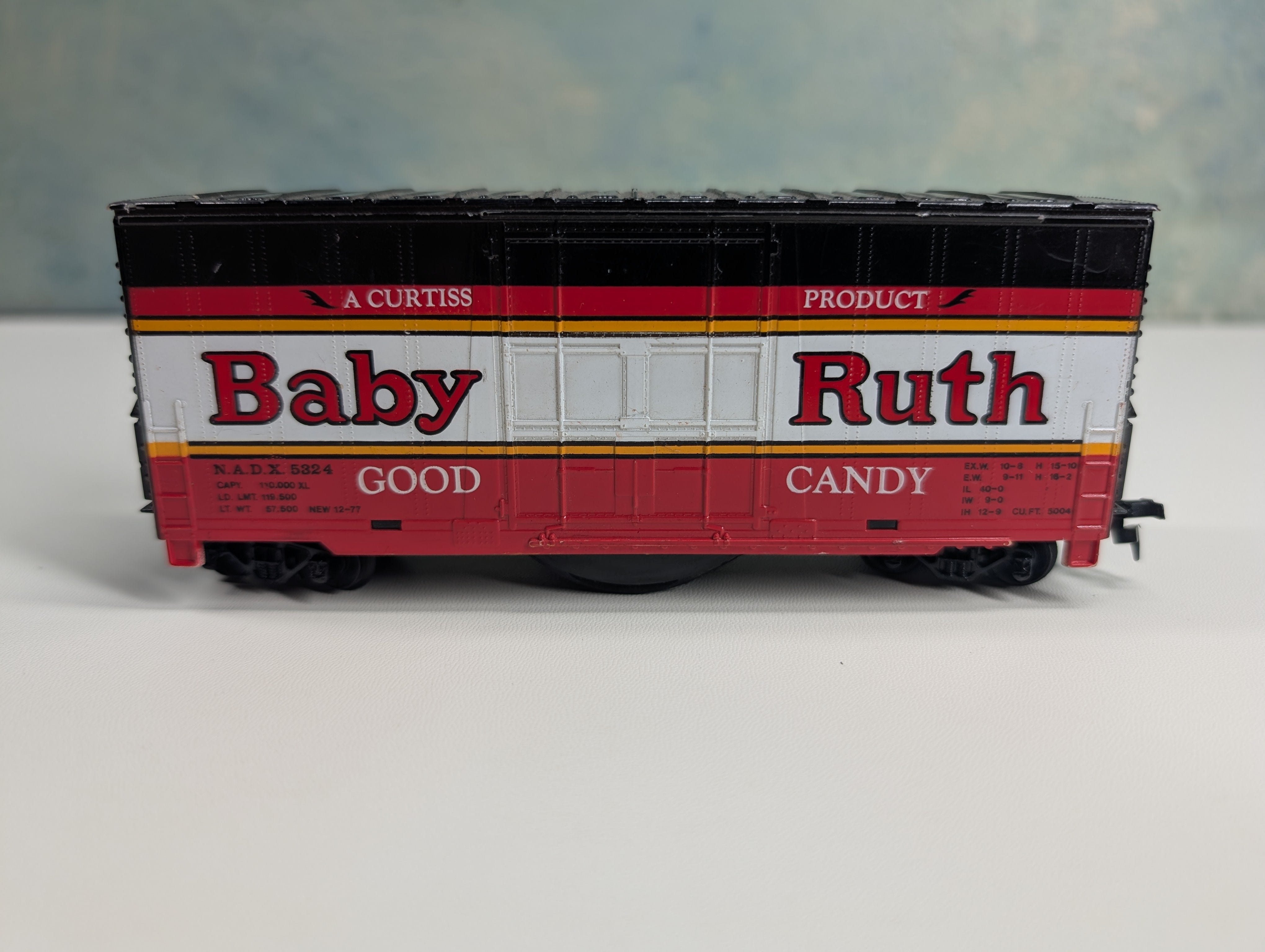 USED HO Scale HI-Cube Box Car w/ Rattle Baby Ruth NADX #5324