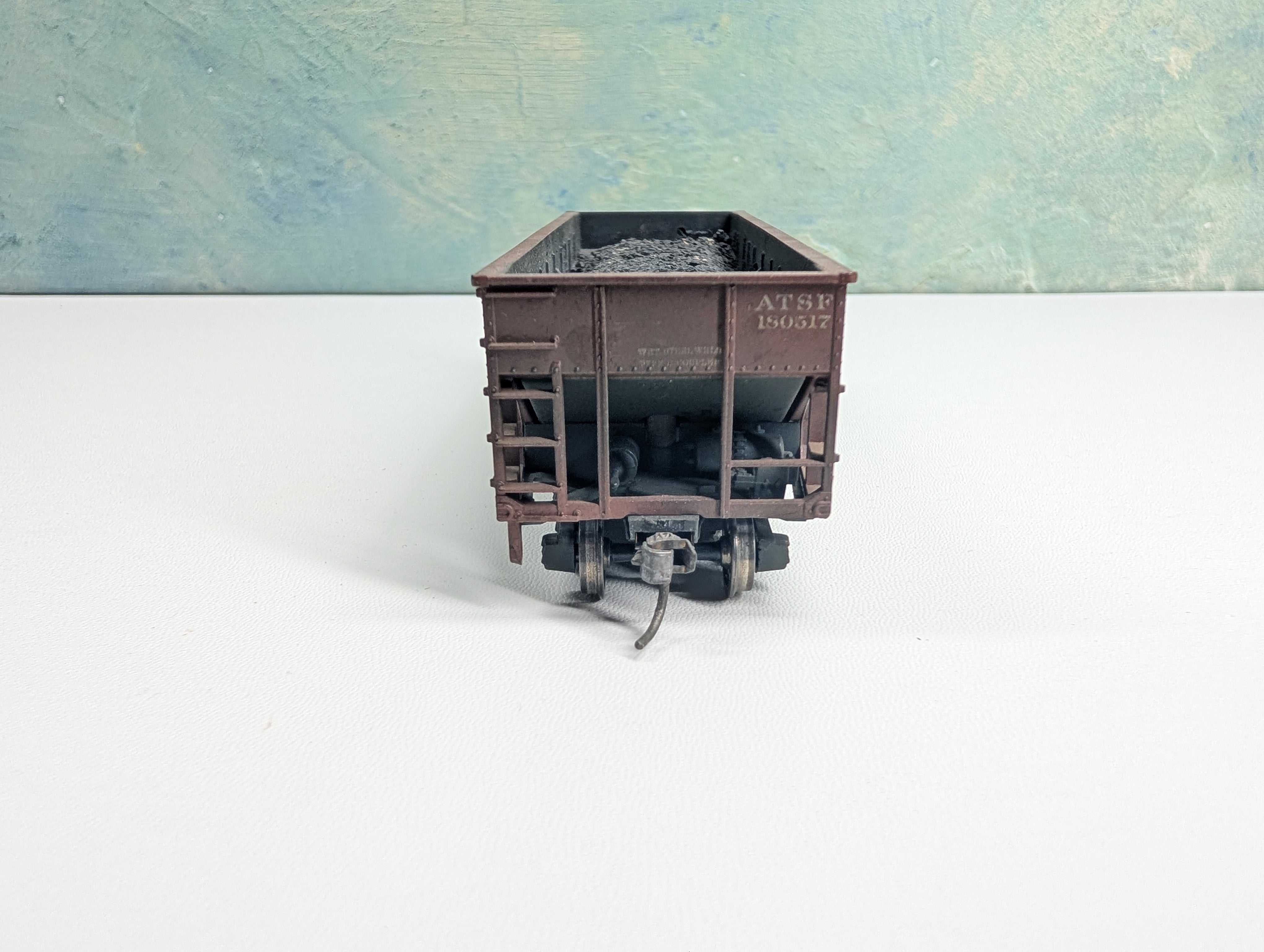 USED Athearn HO Scale 2 Bay Hopper with Coal Load Santa Fe ATSF #180517 Weathered, Metal Wheels