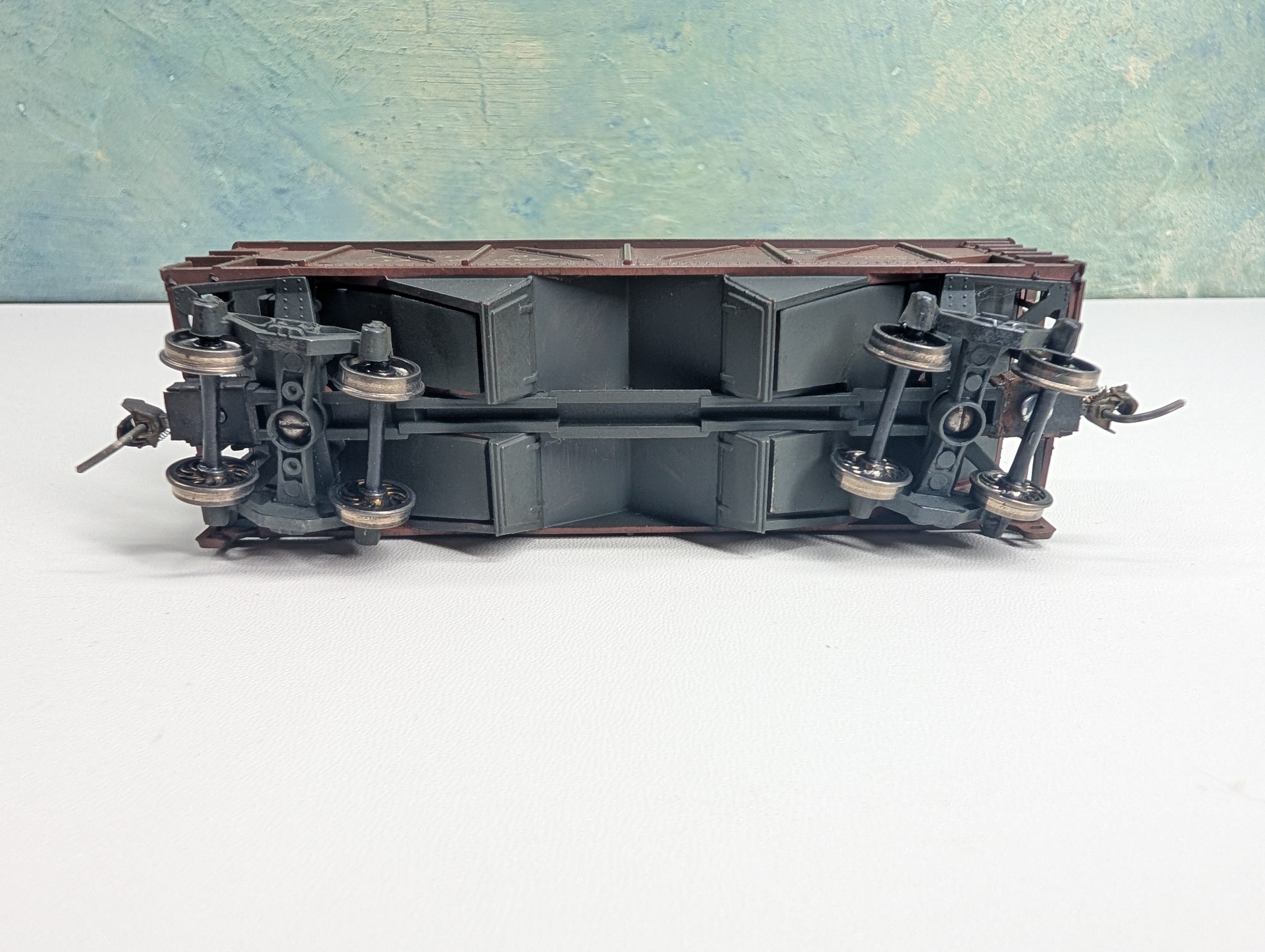 USED Athearn HO Scale 2 Bay Hopper with Coal Load Santa Fe ATSF #180517 Weathered, Metal Wheels