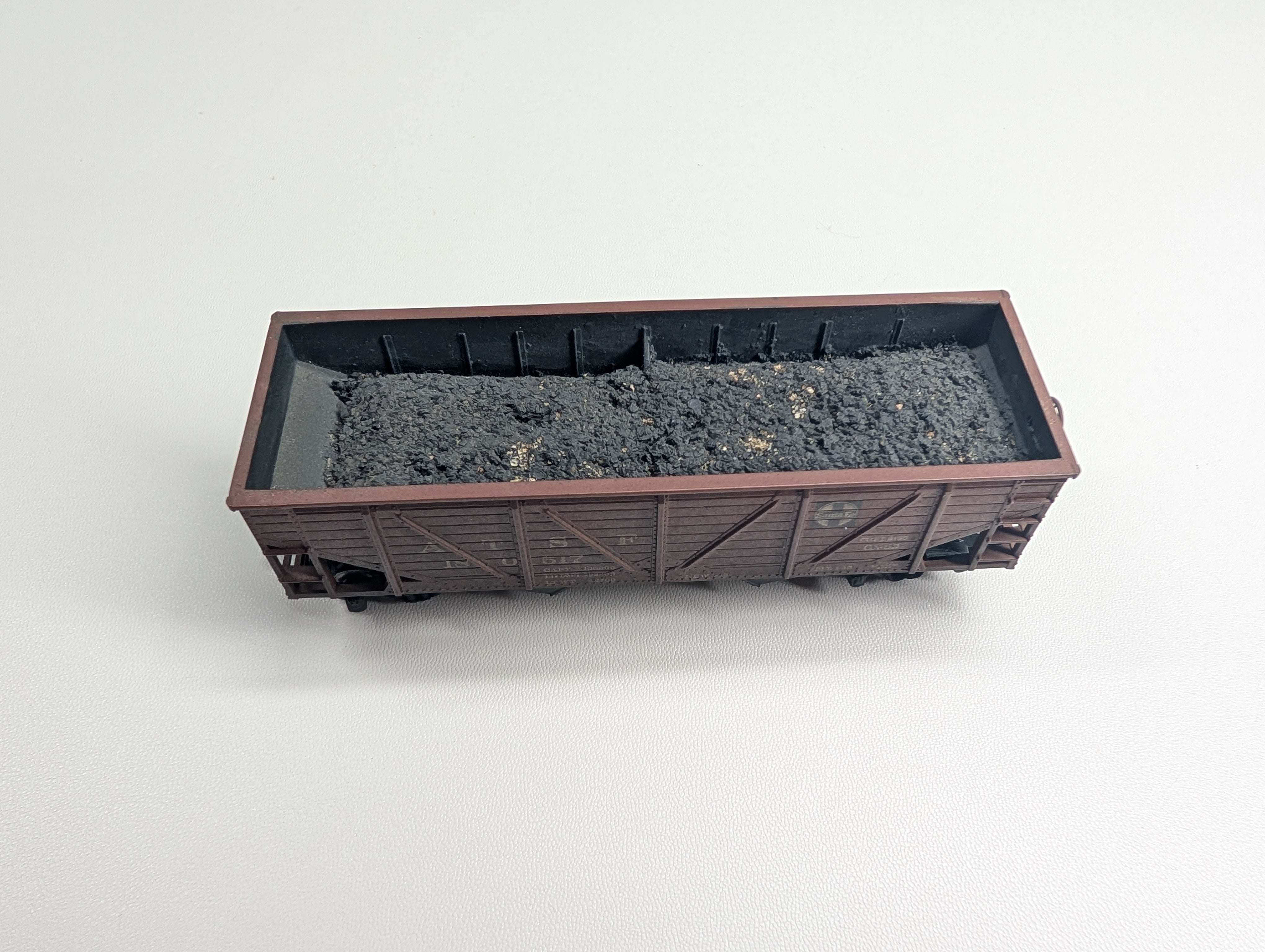 USED Athearn HO Scale 2 Bay Hopper with Coal Load Santa Fe ATSF #180517 Weathered, Metal Wheels