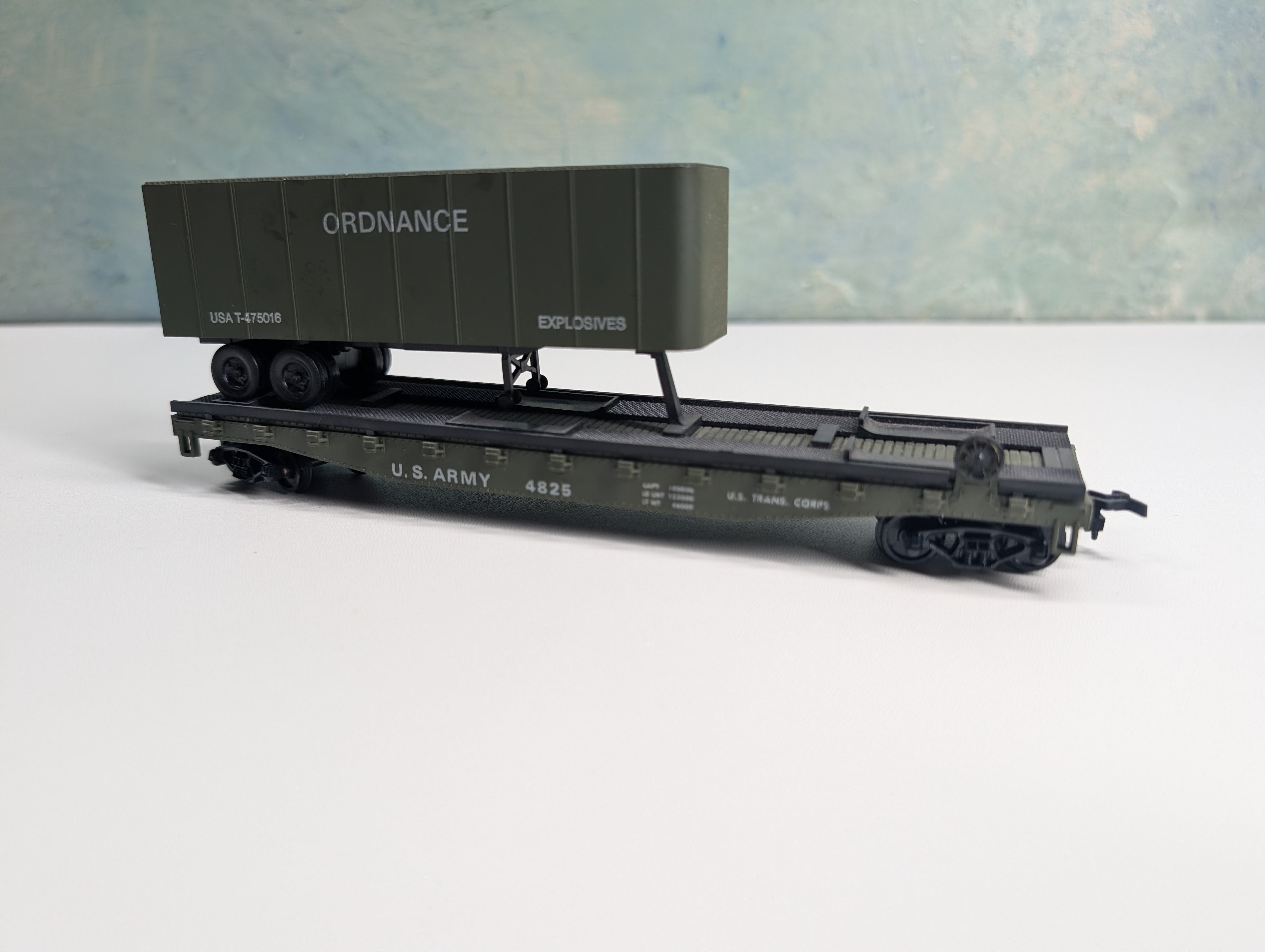 USED Cox HO Scale Flat Car w/ Trailer US Army #4825