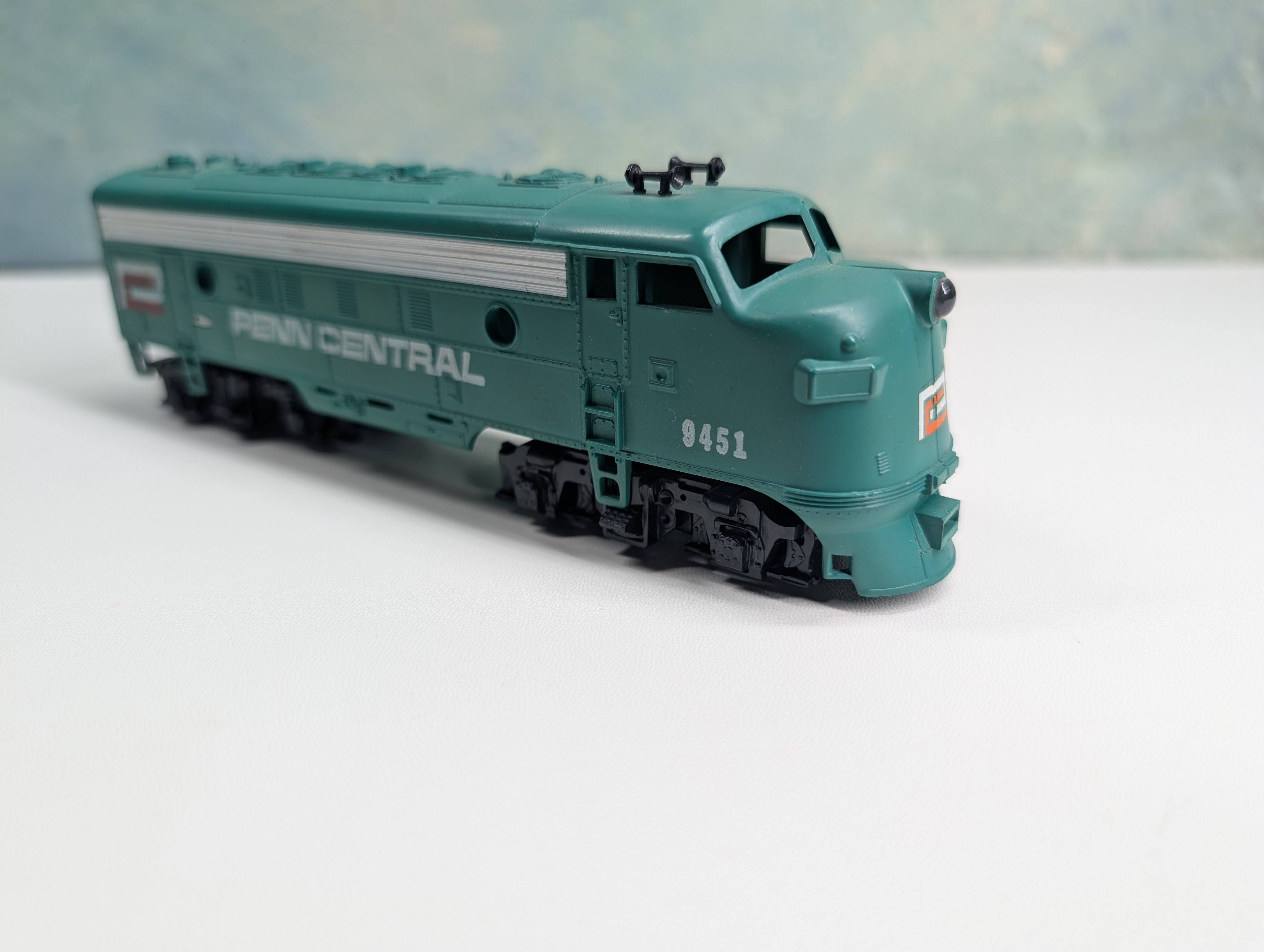 USED Tyco HO Scale F Diesel Locomotive Penn Central PC #9451 Tested DC