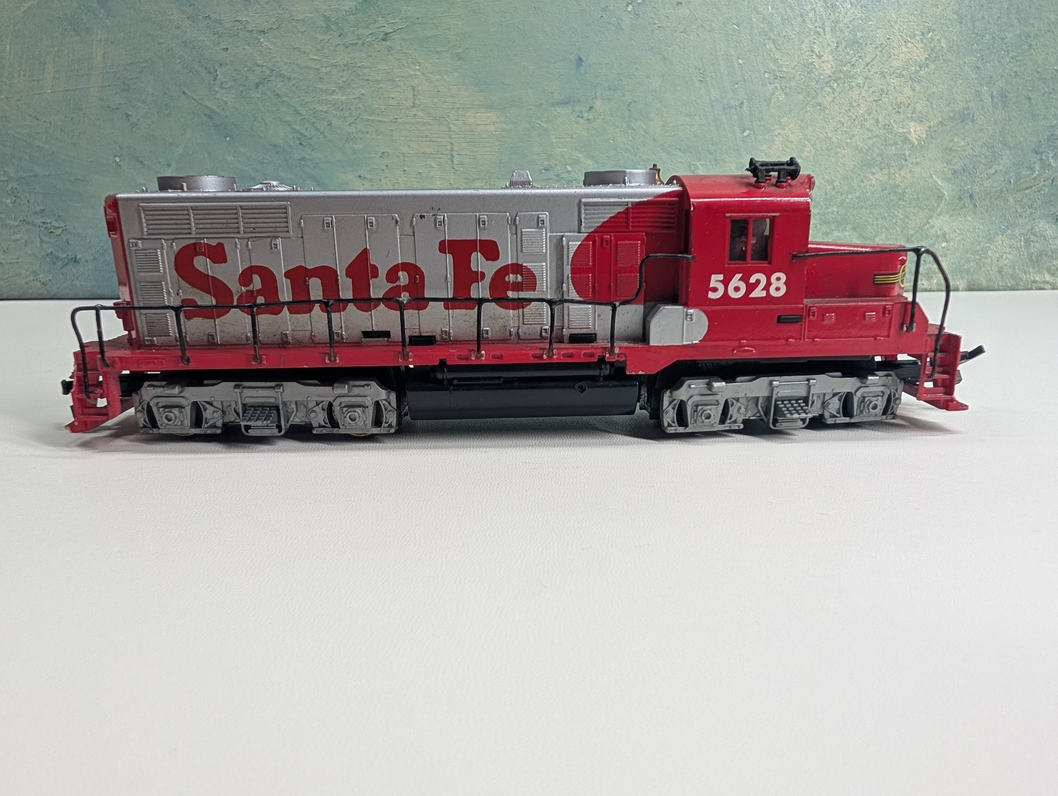 USED Tyco HO Scale GP-20 Diesel Locomotive Santa Fe #5628 Tested DC