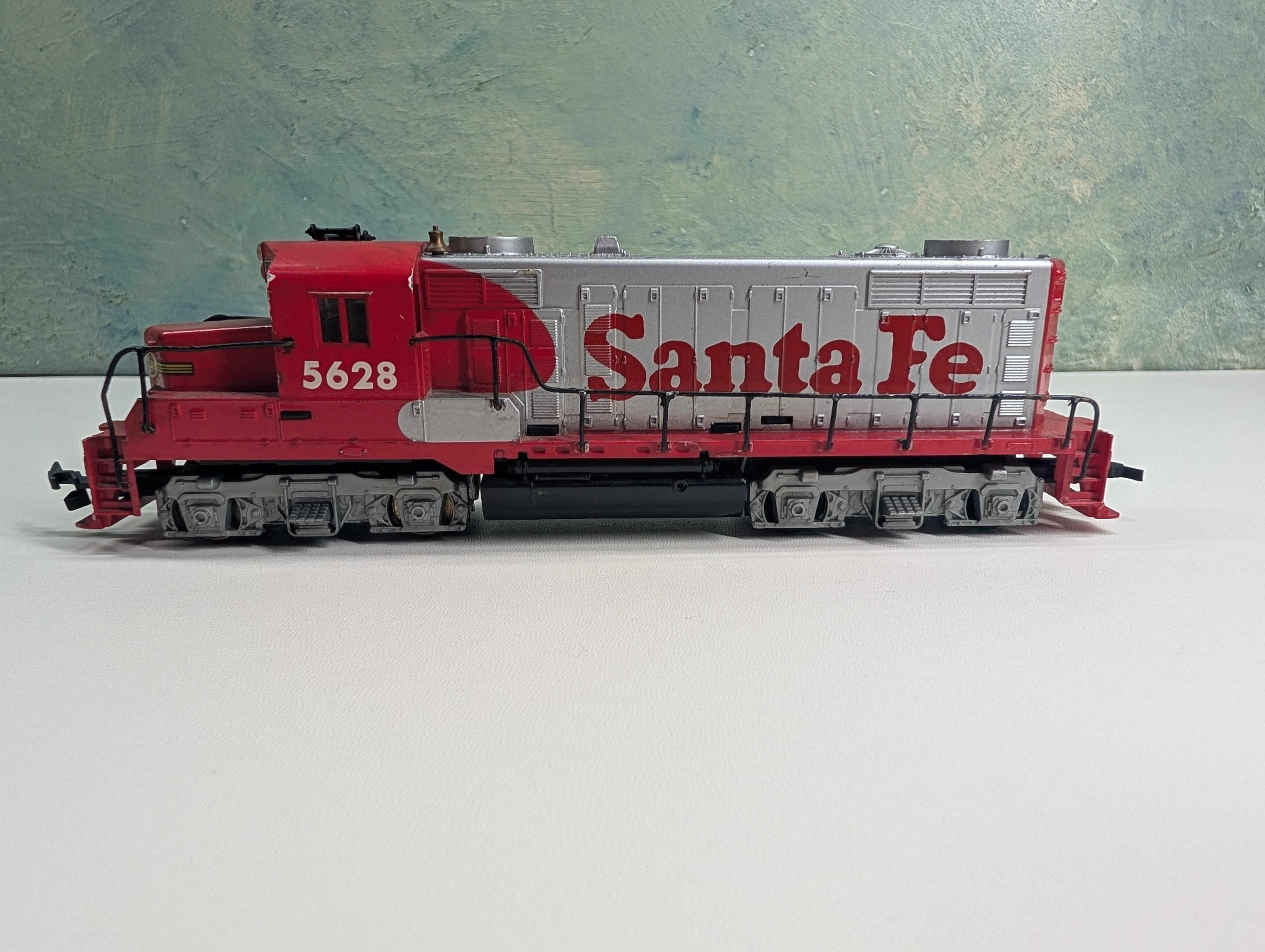 USED Tyco HO Scale GP-20 Diesel Locomotive Santa Fe #5628 Tested DC
