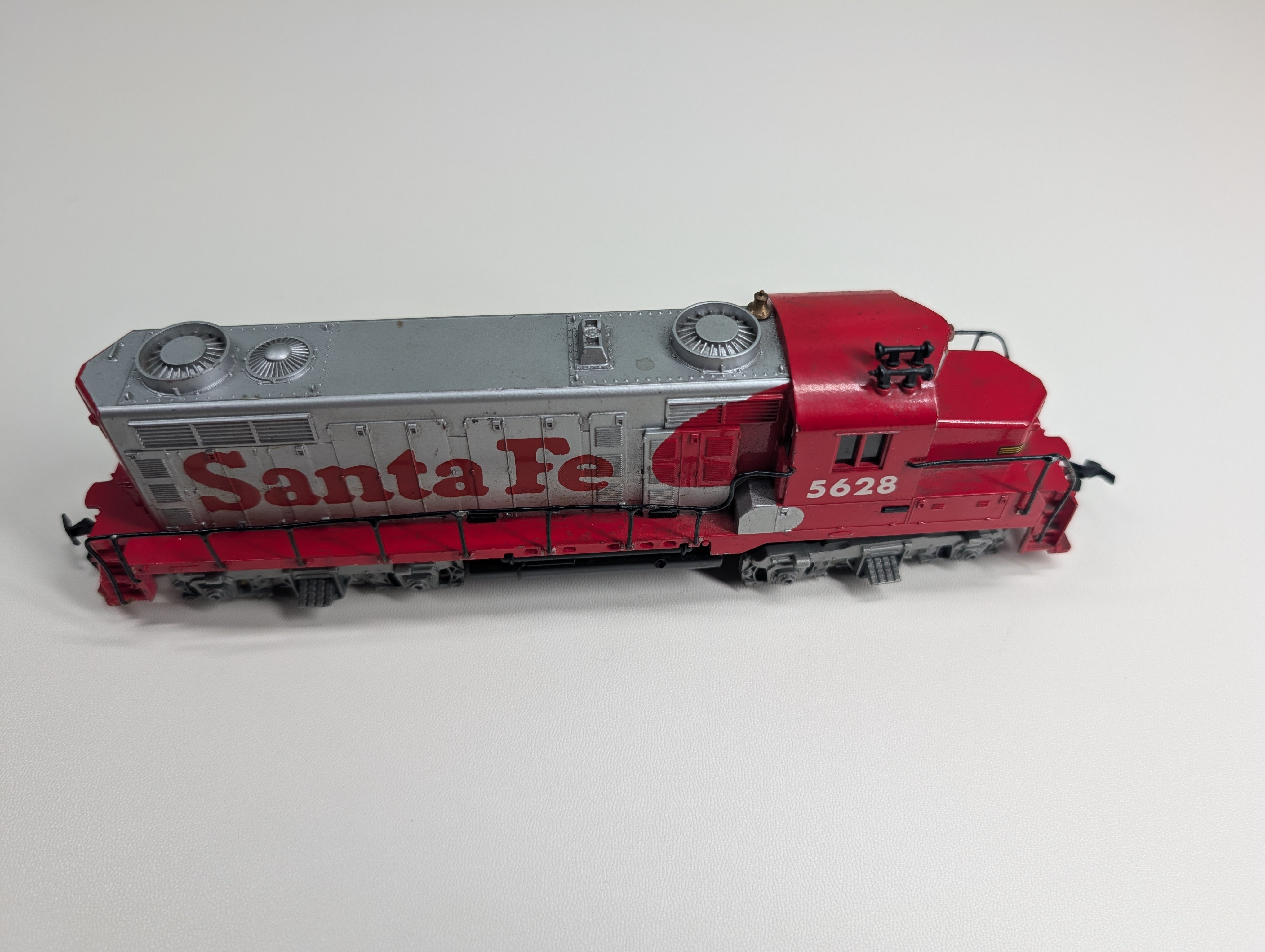 USED Tyco HO Scale GP-20 Diesel Locomotive Santa Fe #5628 Tested DC
