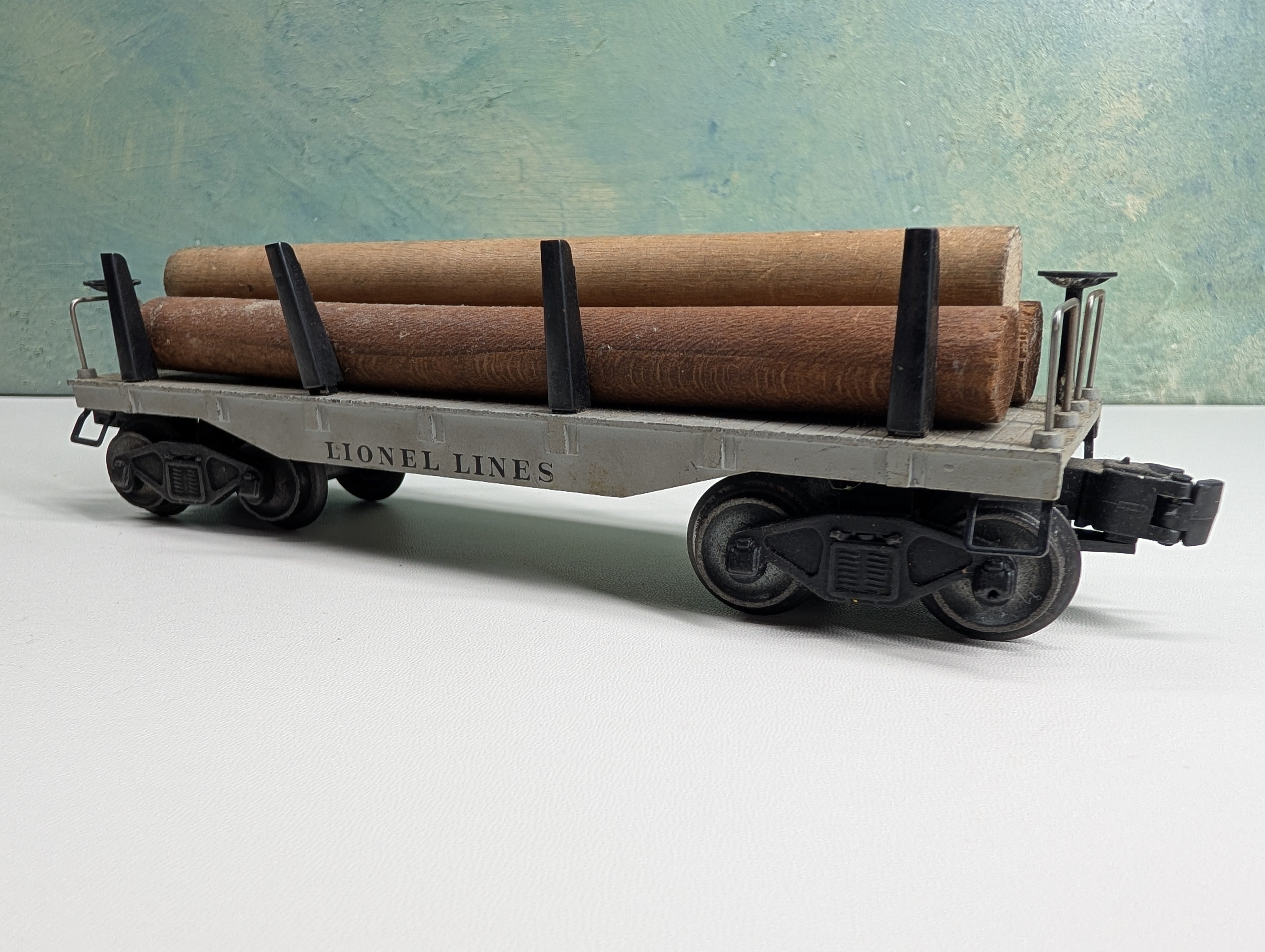 USED Lionel O Stake Car w/ 3 Mismatched Lumber Loads Lionel Lines