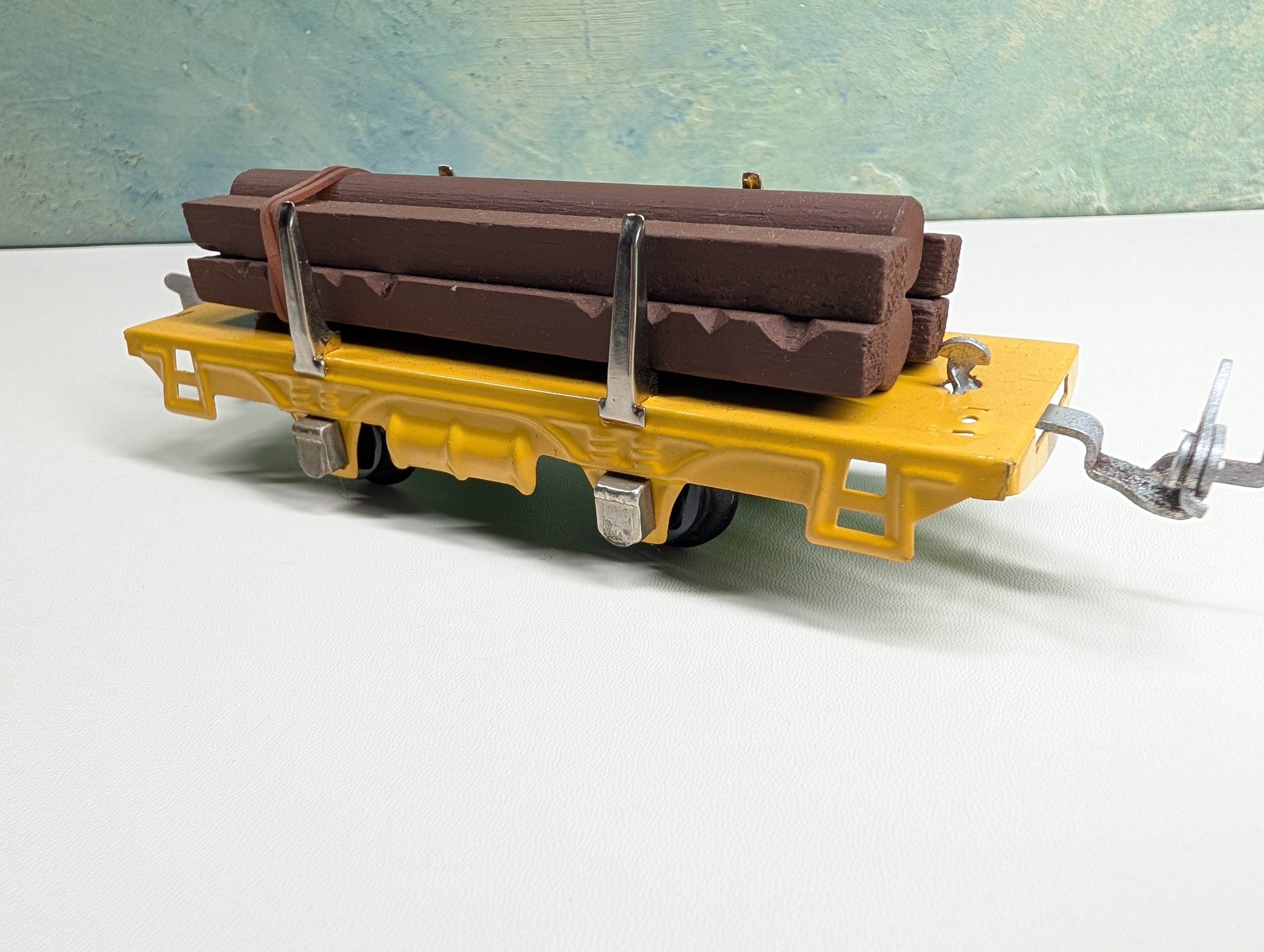 USED Lionel 831 O Flat Cart w/ Lumber Load, Tin Yellow