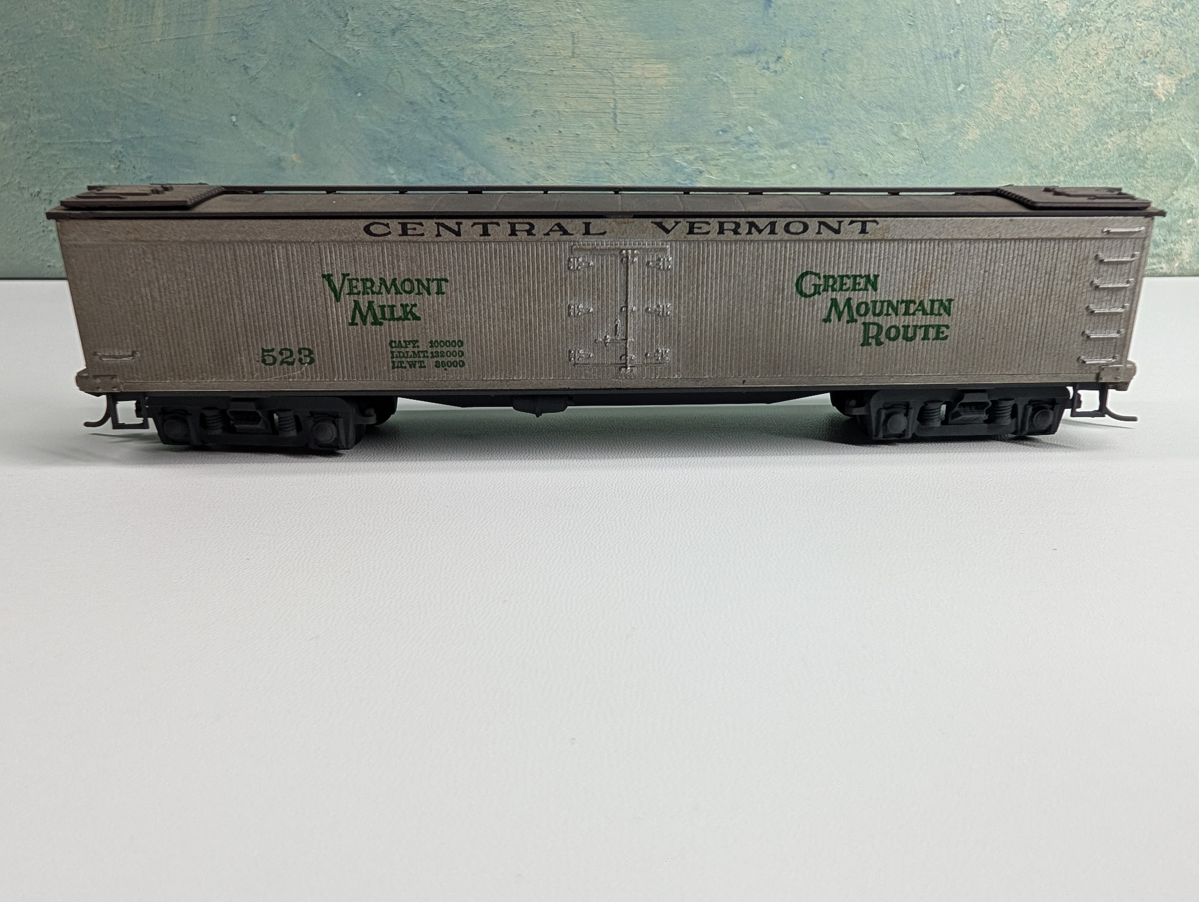 USED Athearn HO Scale Milk Tank Car Central Vermont #523 Vermont Milk, Weathered