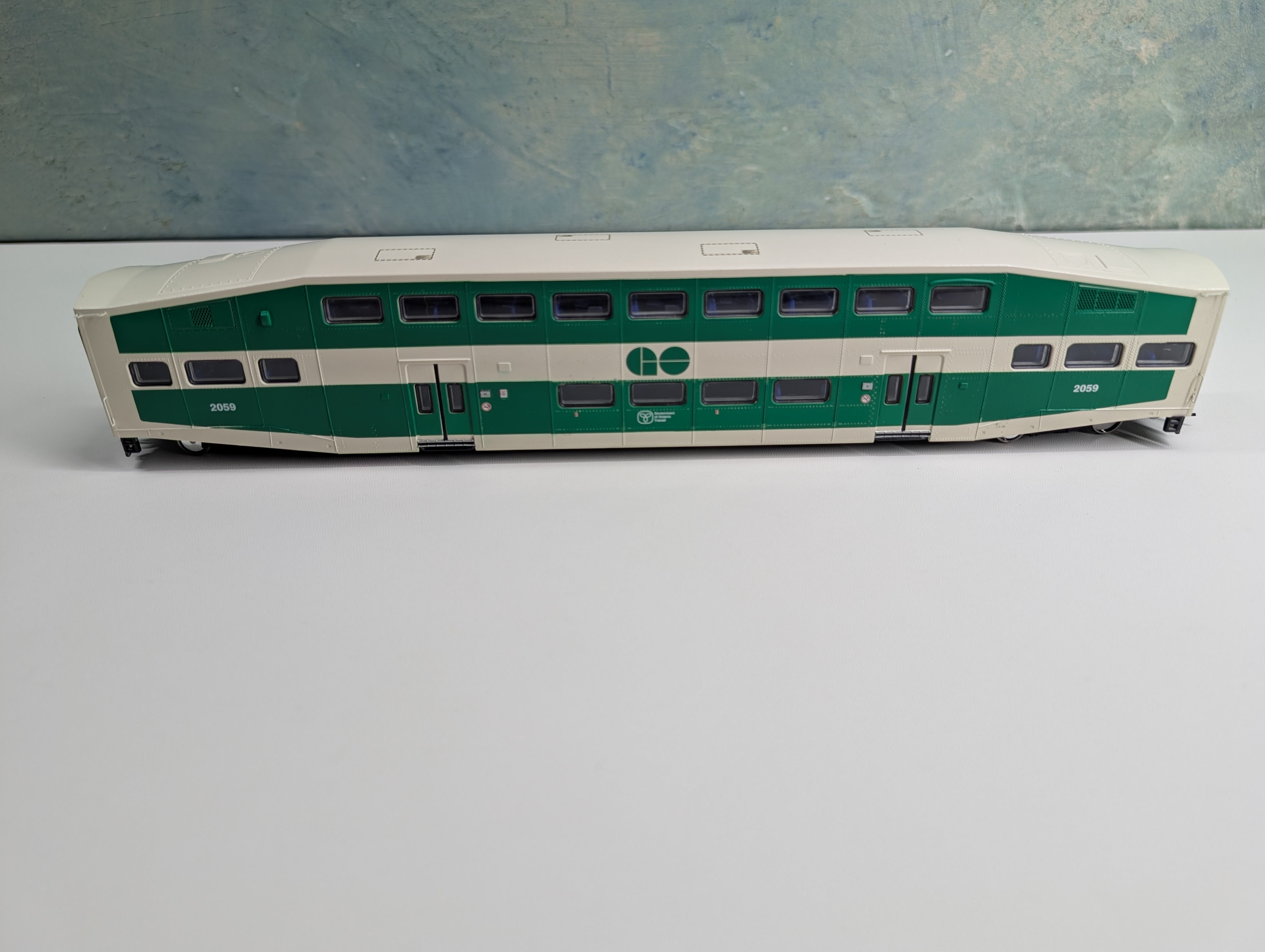 USED Athearn 2561 HO Scale Bombardier Coach Car GO Transit #2059