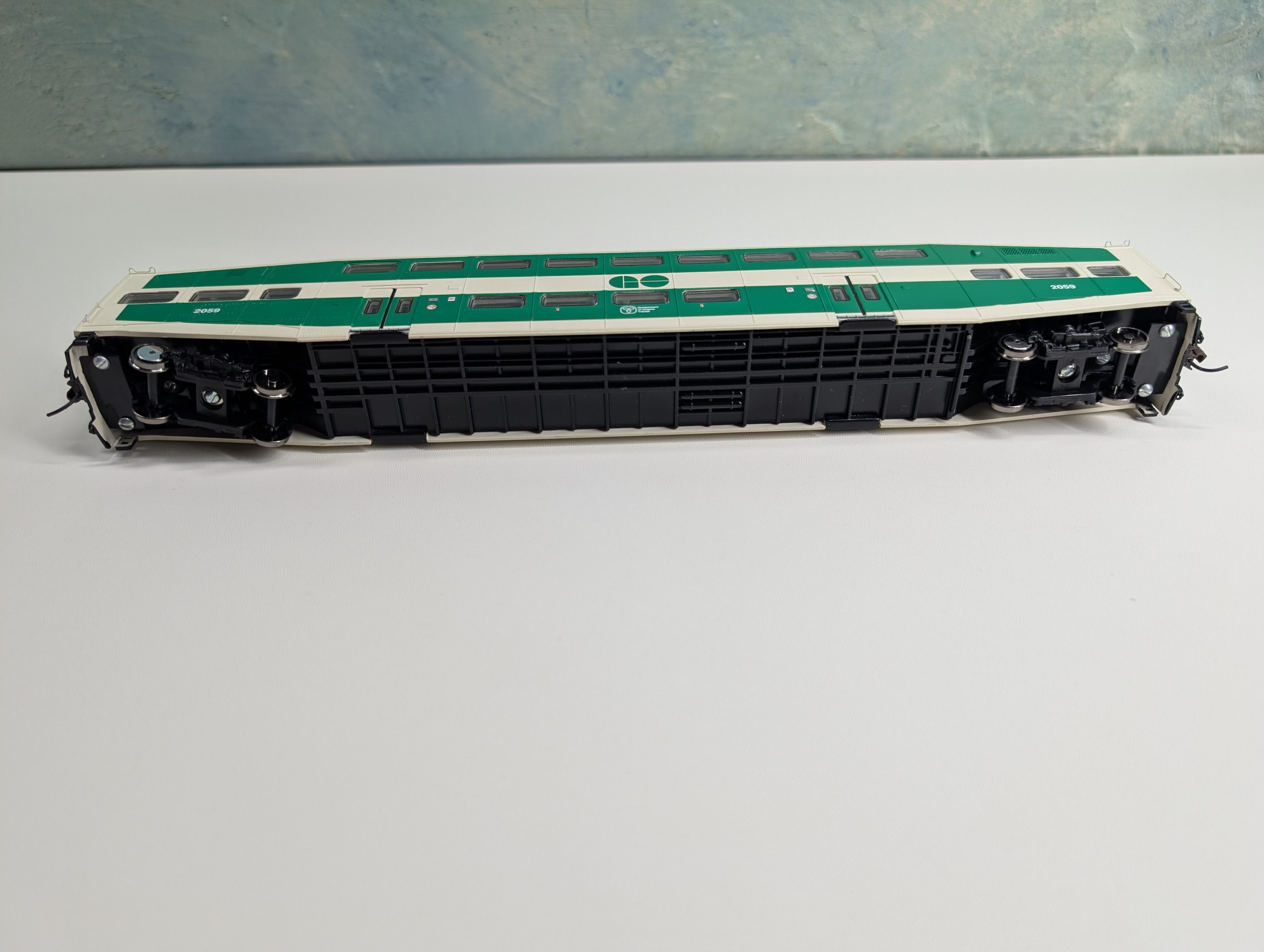 USED Athearn 2561 HO Scale Bombardier Coach Car GO Transit #2059