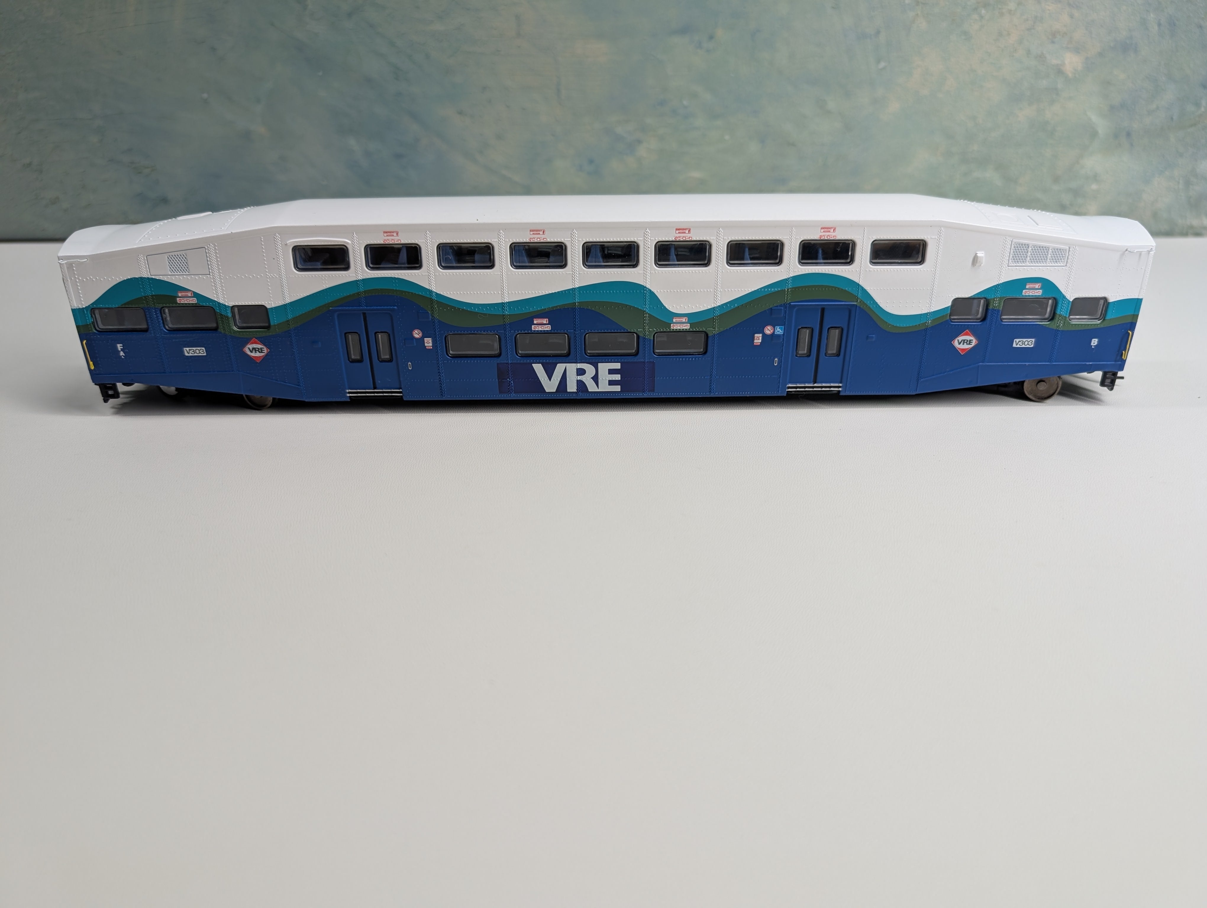 USED Athearn 2569 HO Scale Bombardier Coach Car VRE #303