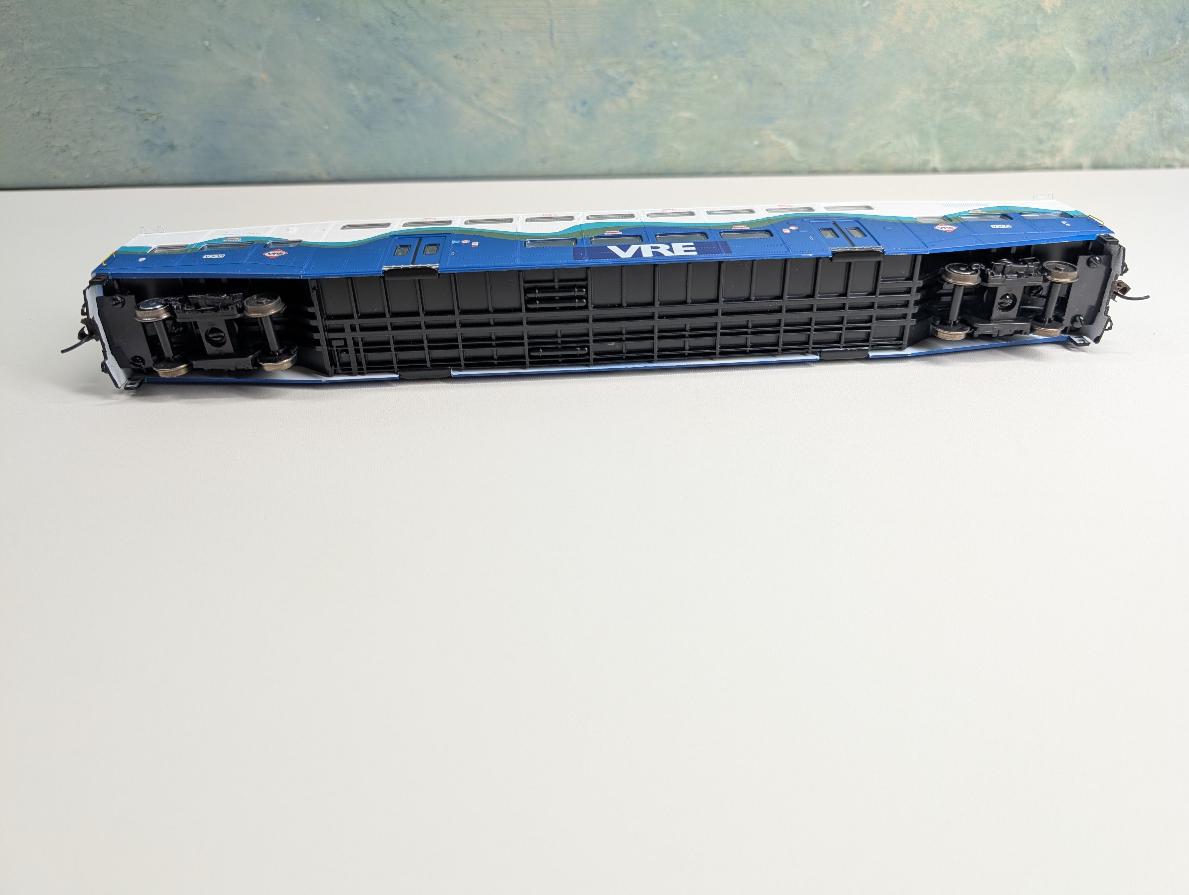USED Athearn 2569 HO Scale Bombardier Coach Car VRE #303
