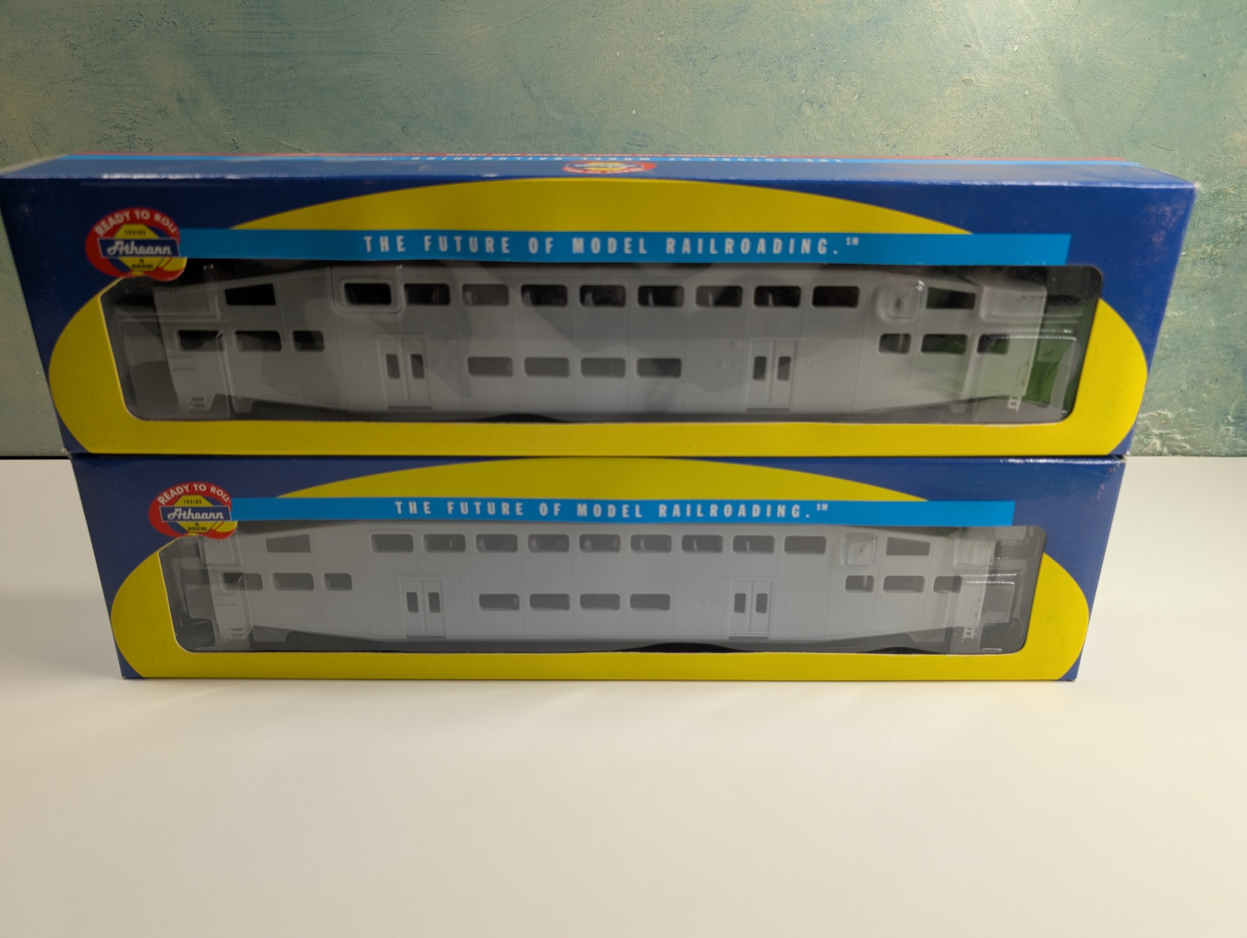 USED Athearn 2539 HO Scale Bombardier Cab Cars Gray Undecorated (2 pcs)