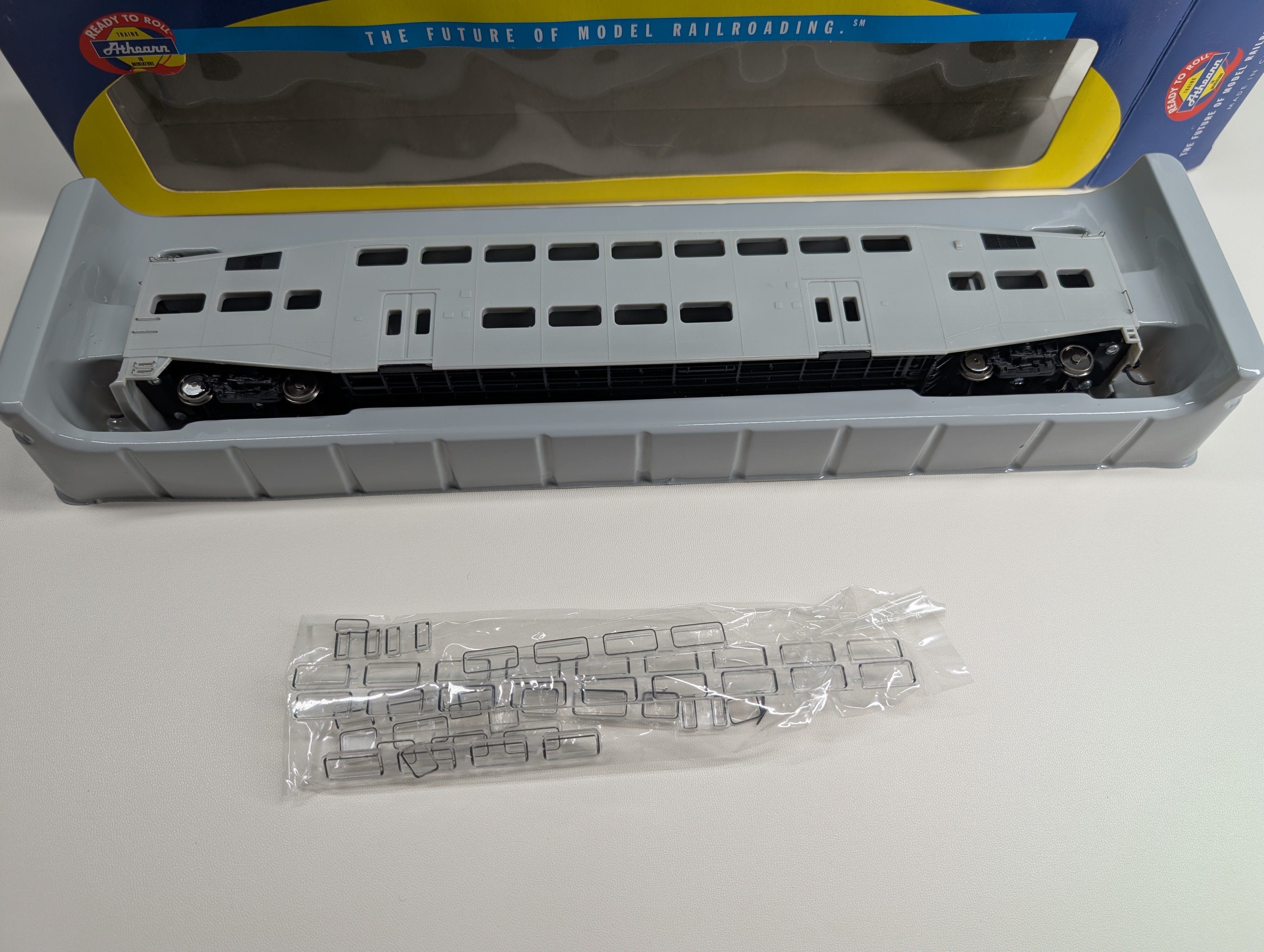 USED Athearn 2539 HO Scale Bombardier Cab Cars Gray Undecorated (2 pcs)