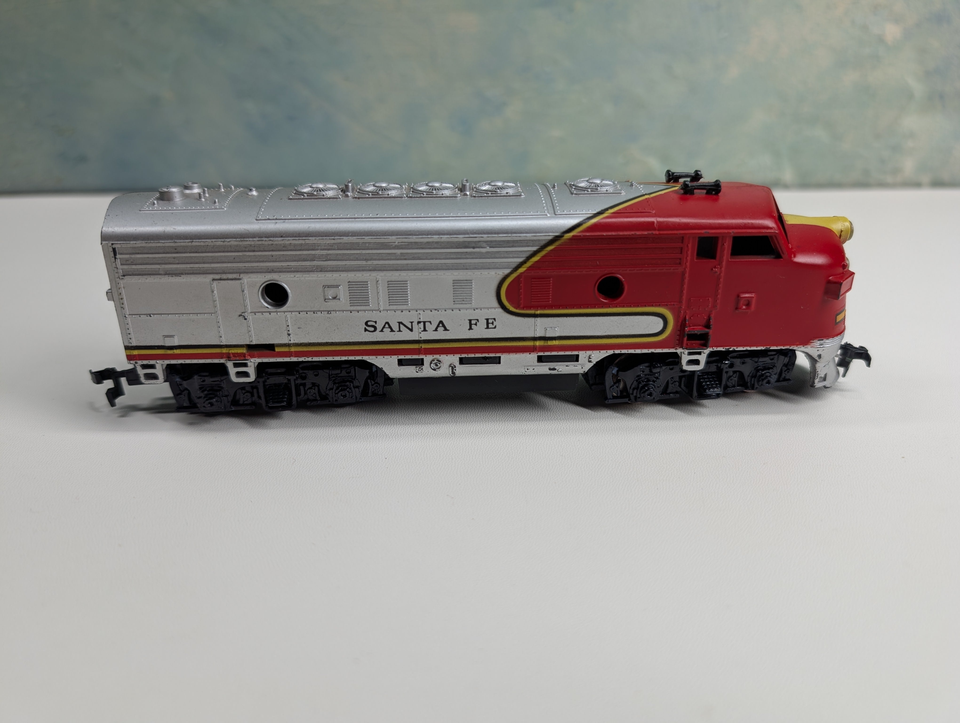 USED HO Scale F Diesel Locomotive Santa Fe Unpowered