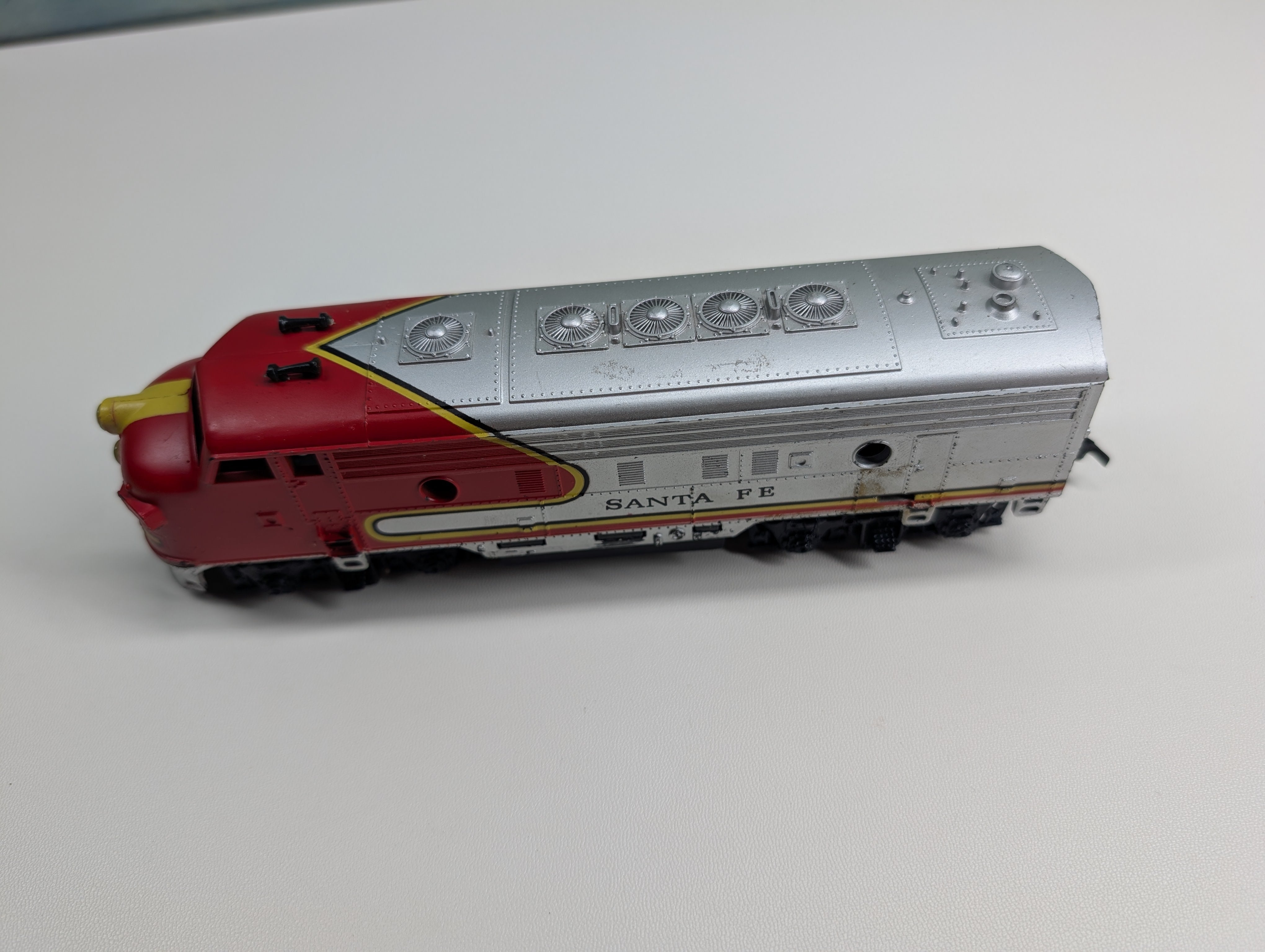 USED HO Scale F Diesel Locomotive Santa Fe Unpowered