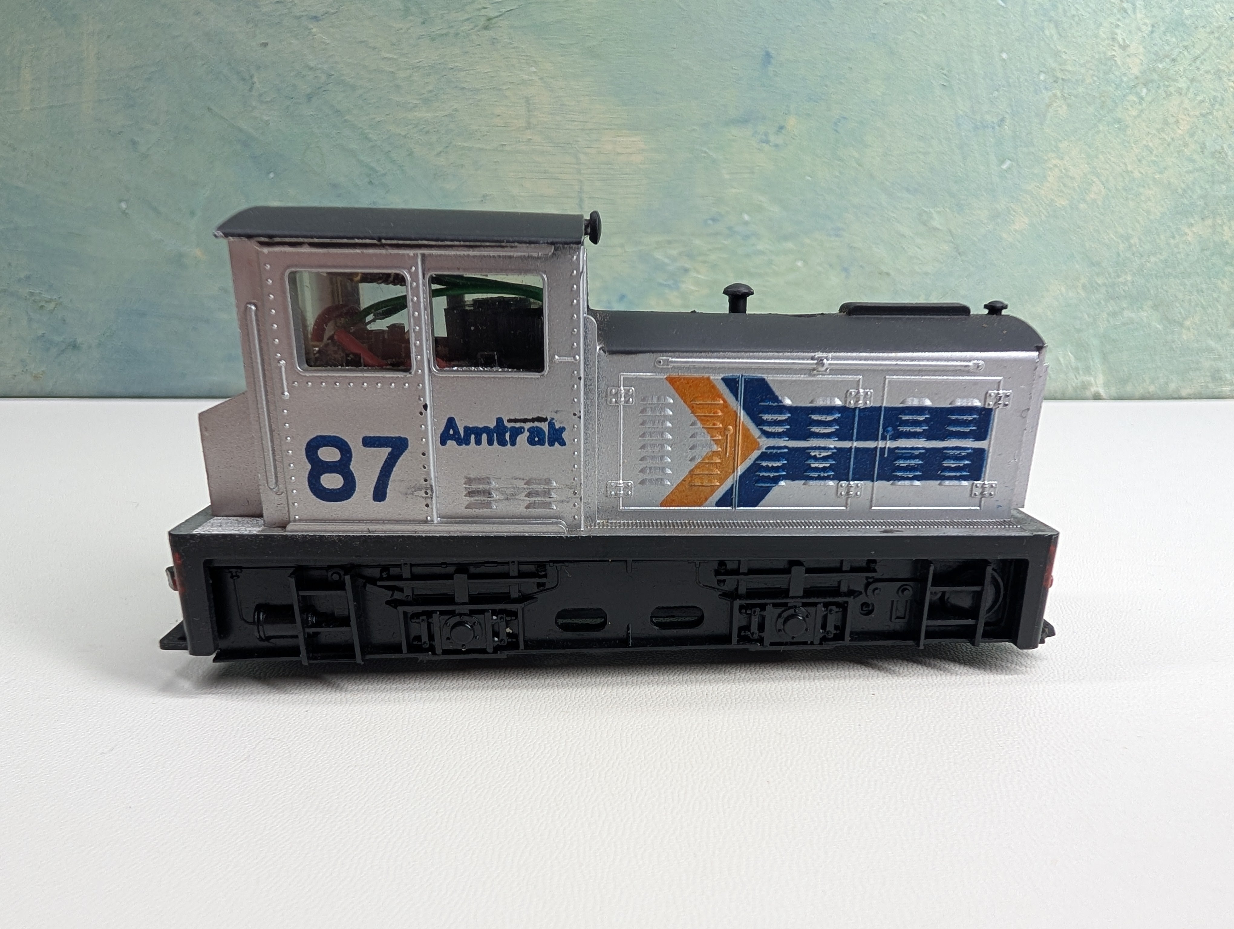 USED HO Scale Switcher Diesel Locomotive Amtrak #87 Tested! DC