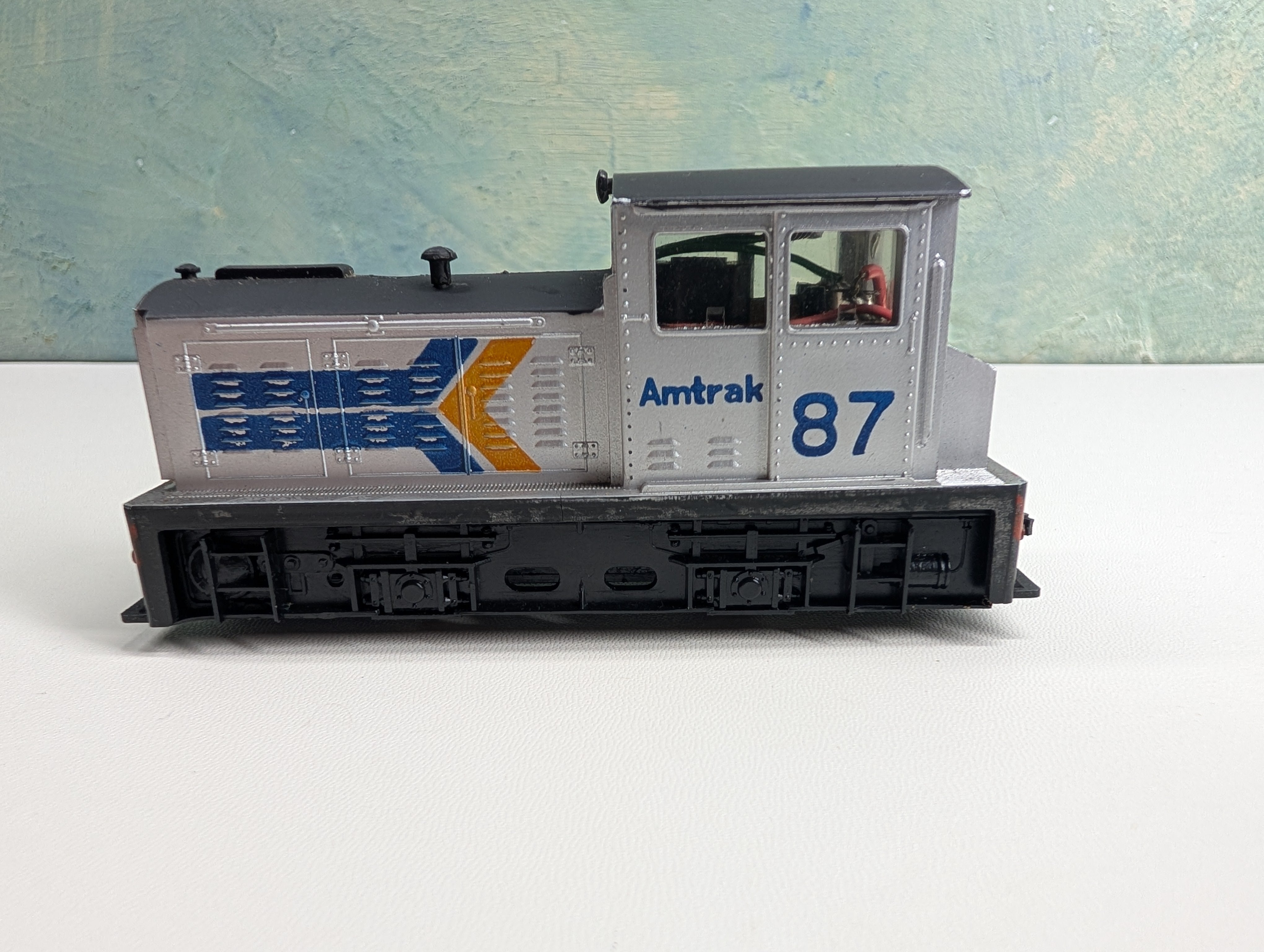USED HO Scale Switcher Diesel Locomotive Amtrak #87 Tested! DC