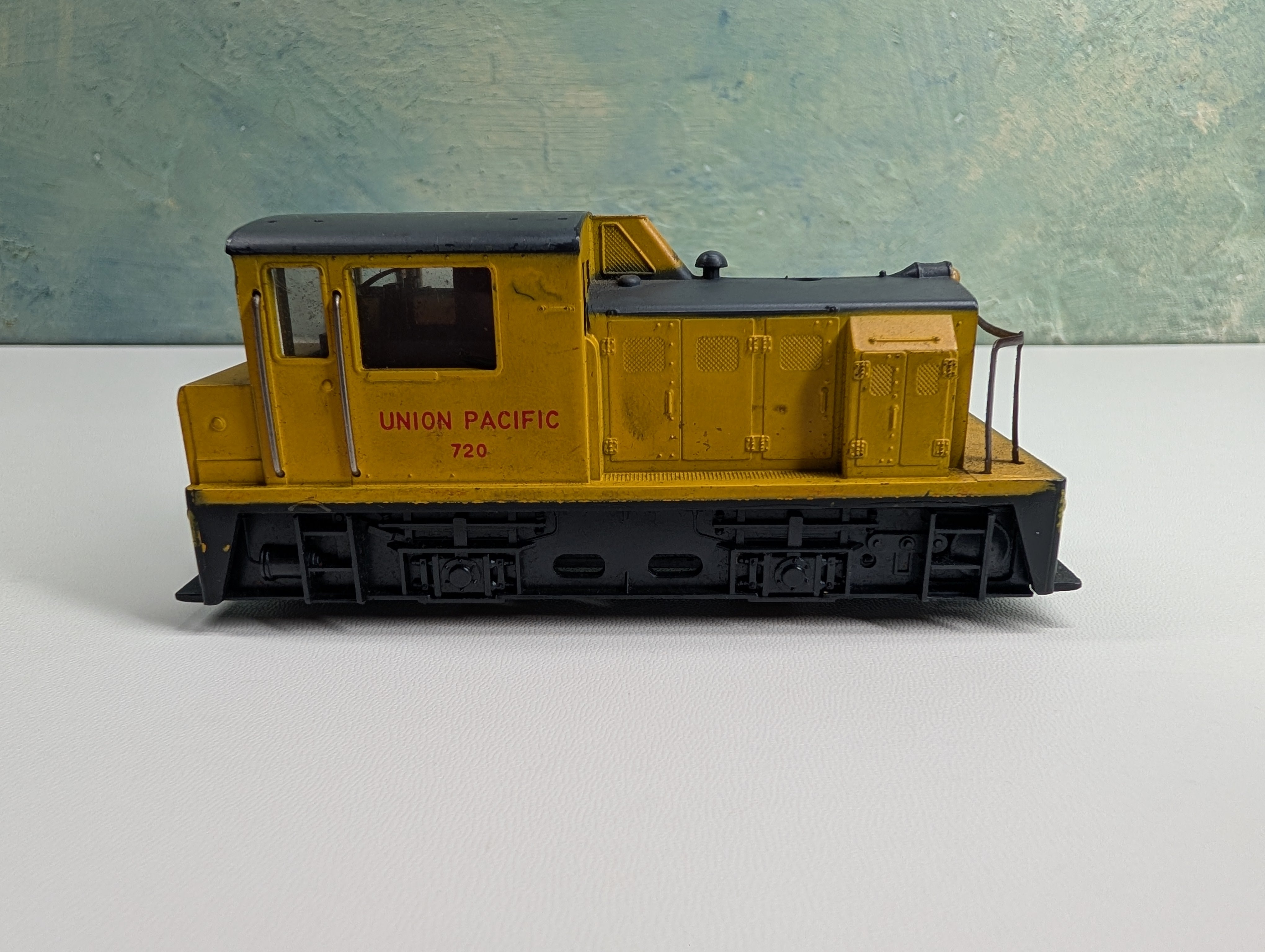 USED HO Scale Switcher Diesel Locomotive Union Pacific UP #720 Tested! DC