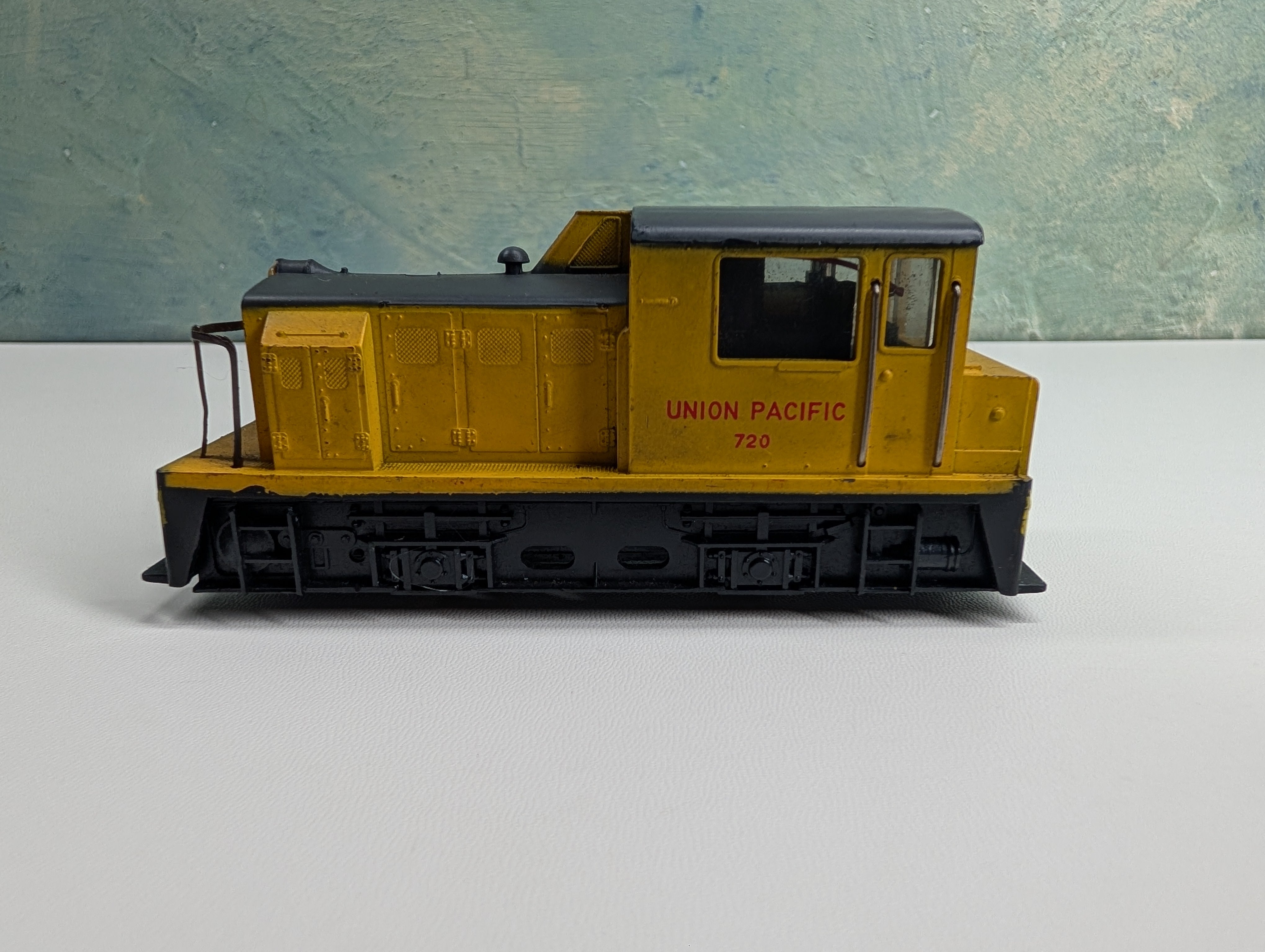 USED HO Scale Switcher Diesel Locomotive Union Pacific UP #720 Tested! DC
