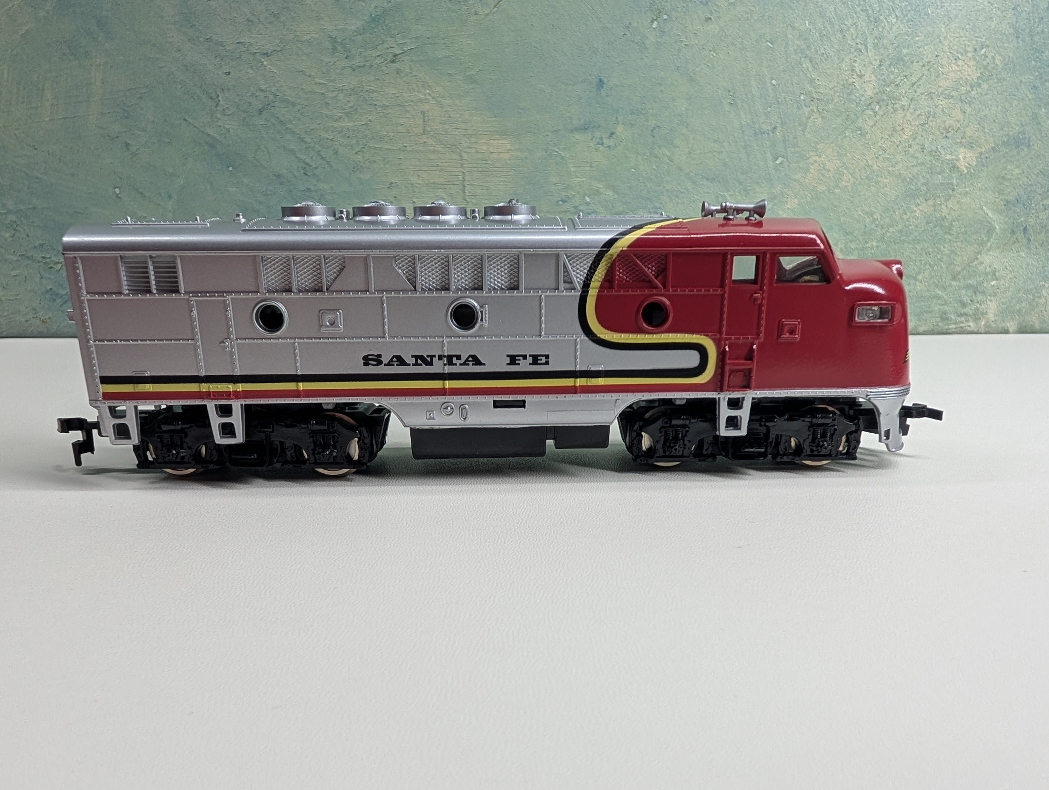 USED Model Power HO Scale F3 Diesel Locomotive Santa Fe Tested! DC
