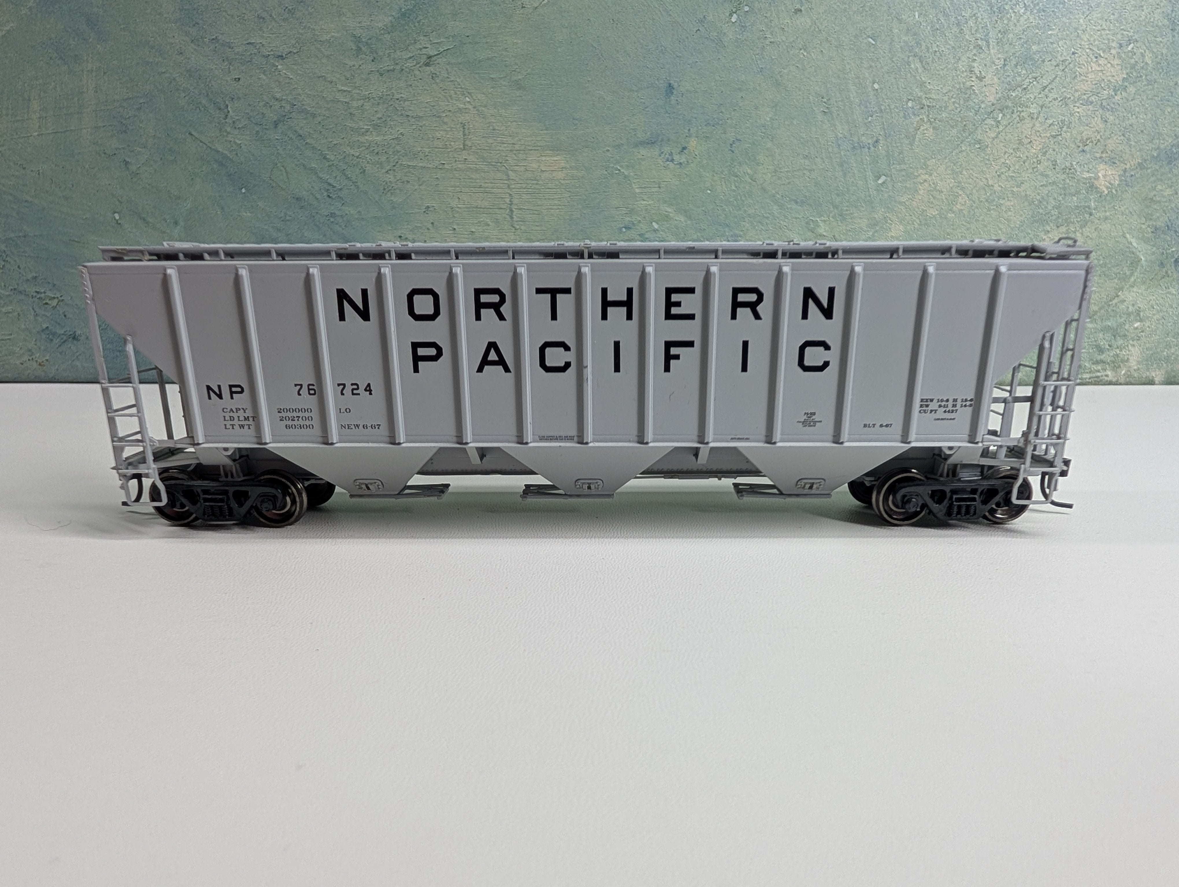 USED Life-Like HO Scale Proto2000 4427 PS2-CD High Side Covered Hopper Northern Pacific NP #76724 Metal Wheels