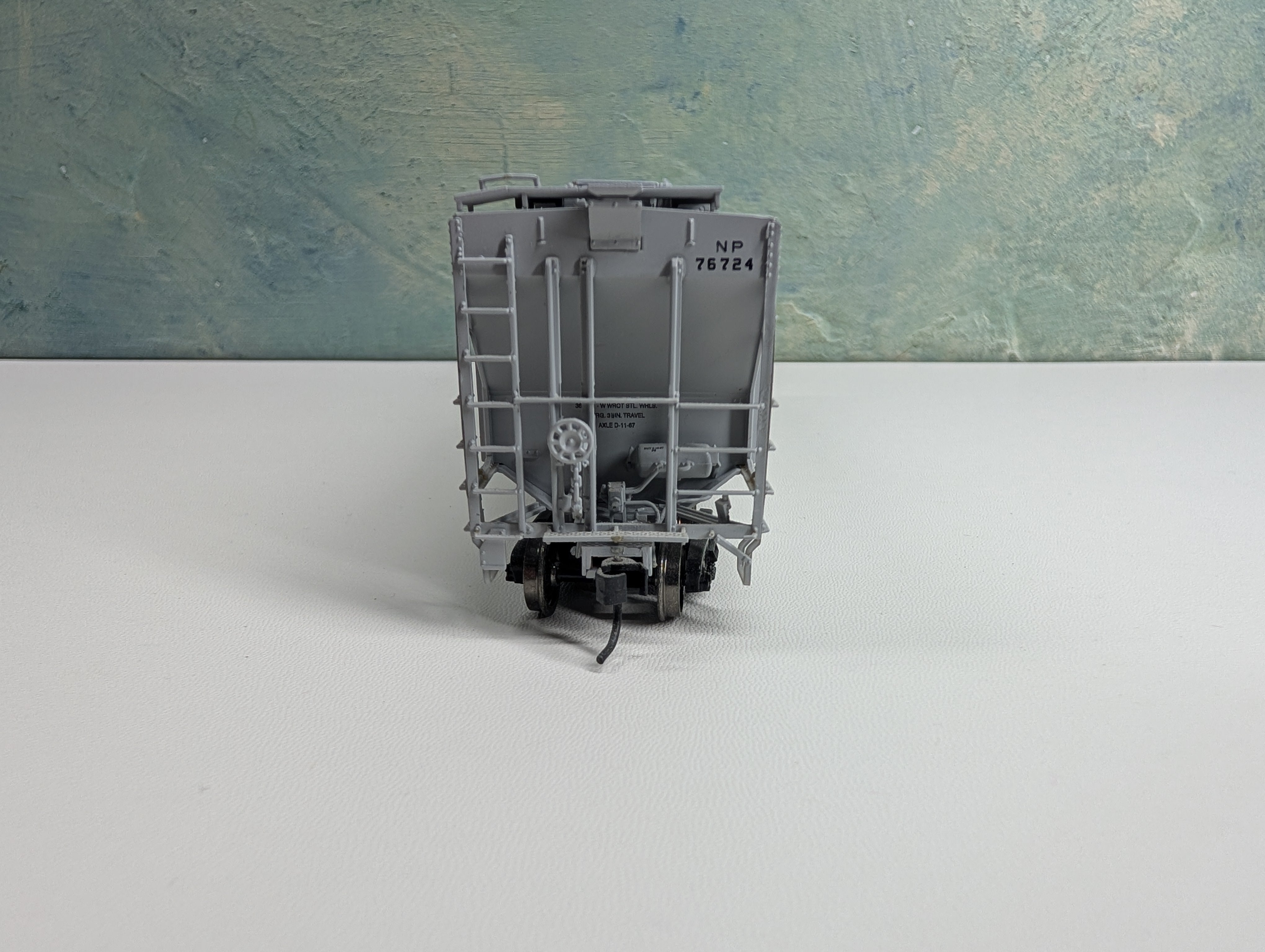 USED Life-Like HO Scale Proto2000 4427 PS2-CD High Side Covered Hopper Northern Pacific NP #76724 Metal Wheels