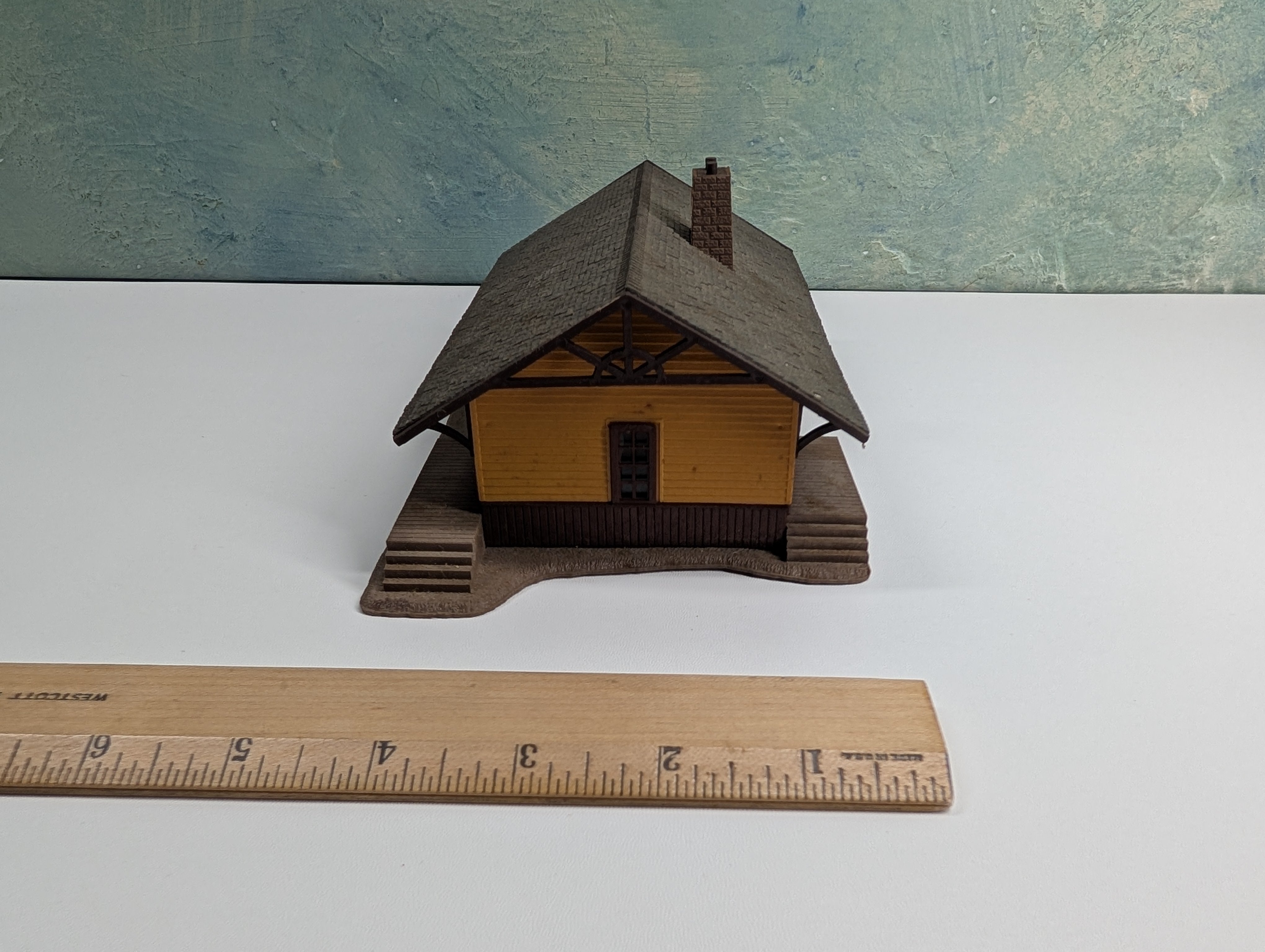 USED Pola HO Scale Passenger Station