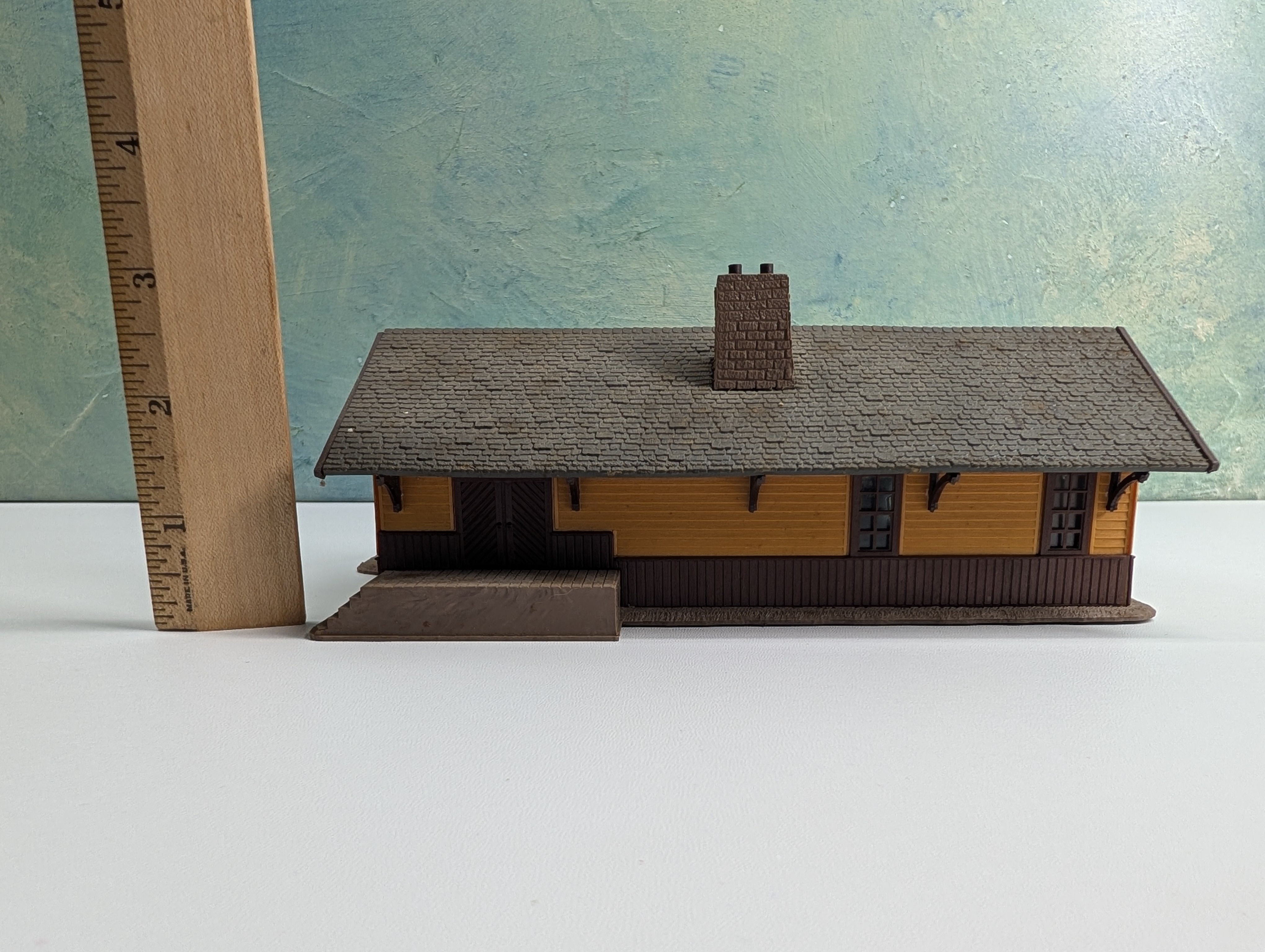USED Pola HO Scale Passenger Station