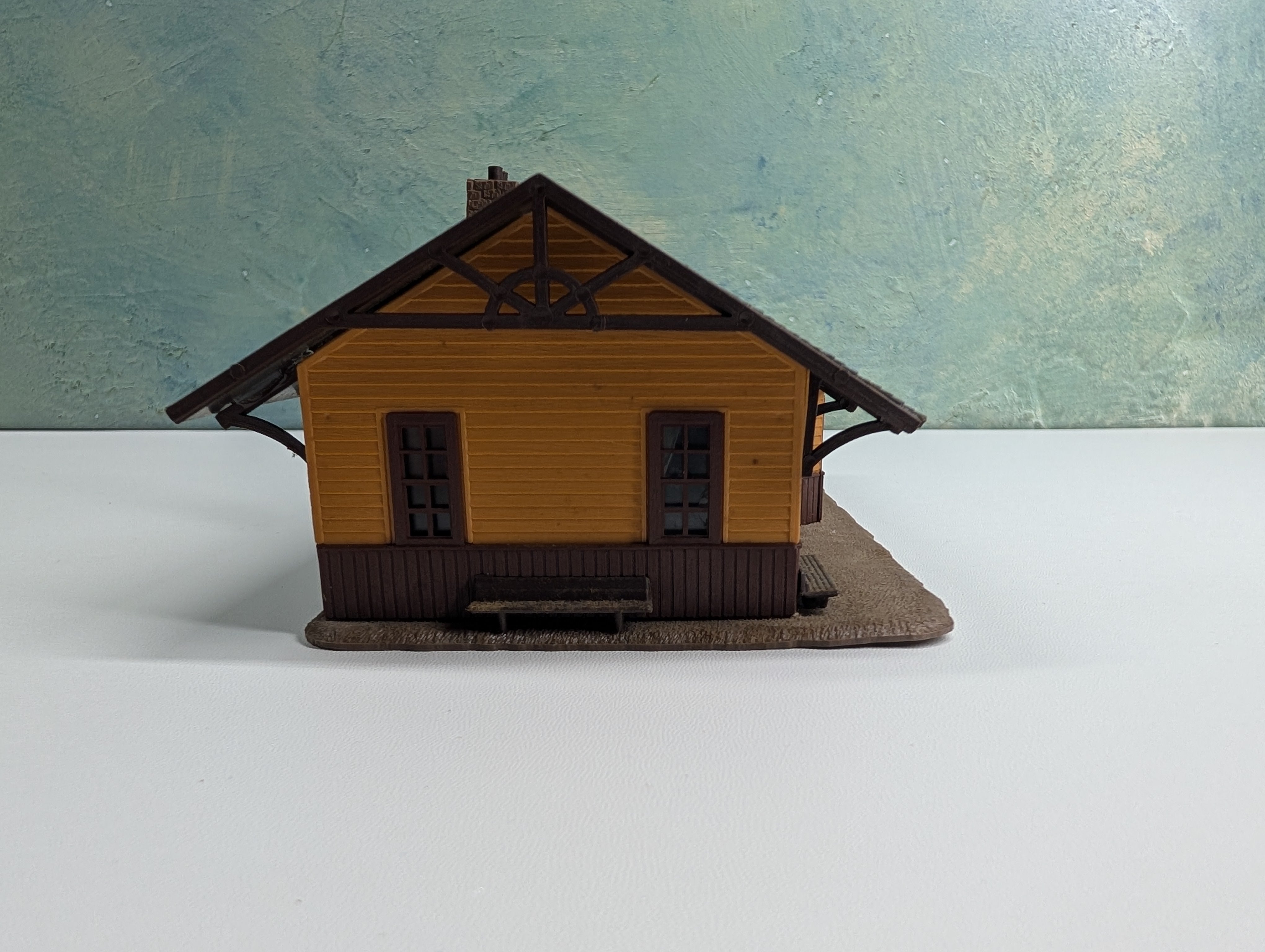 USED Pola HO Scale Passenger Station