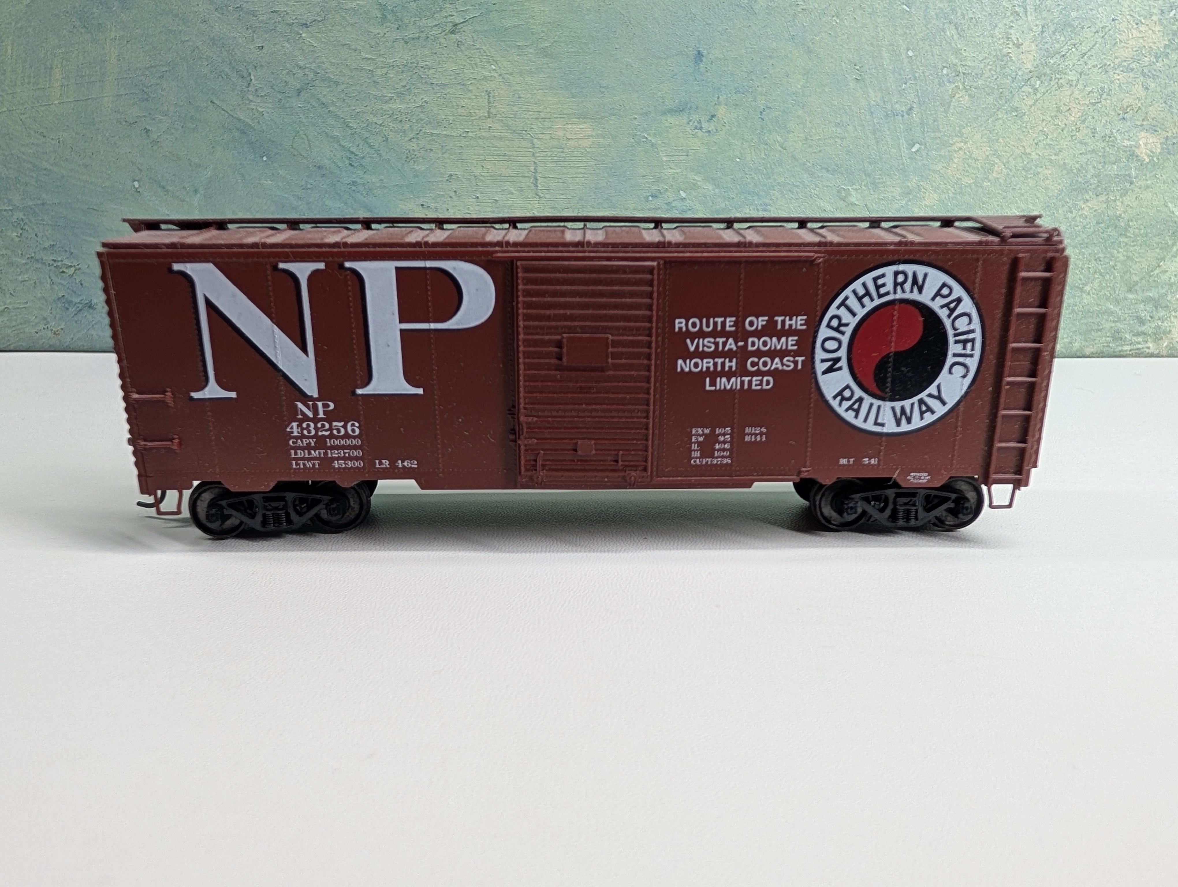 USED HO Scale 40' Box Car Northern Pacific NP #43256 Metal Wheels